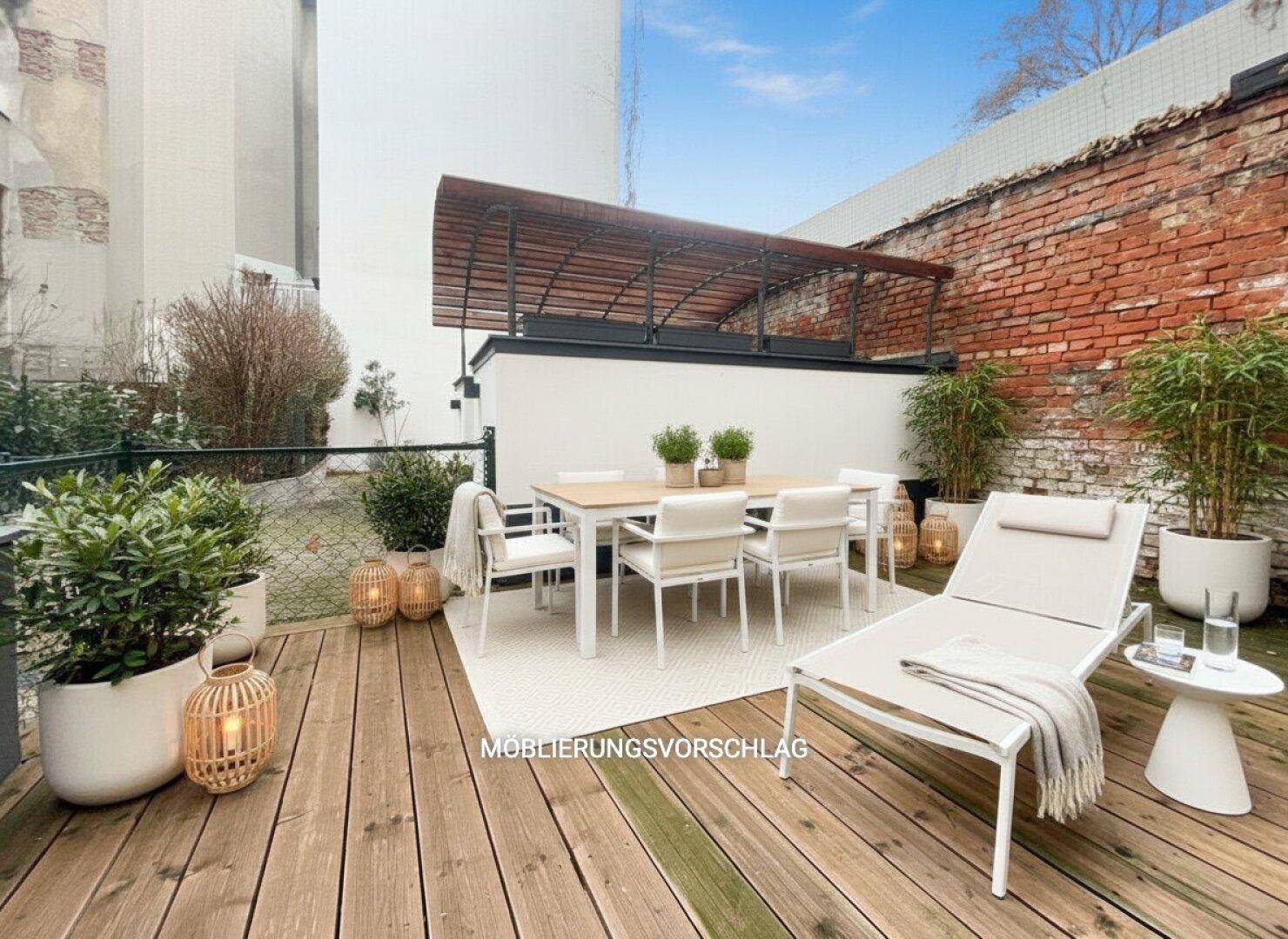 Geräumige Terrasse mit Holzdeck, modernem Essbereich und Liegestuhl, ideal für Entspannung im Freien.