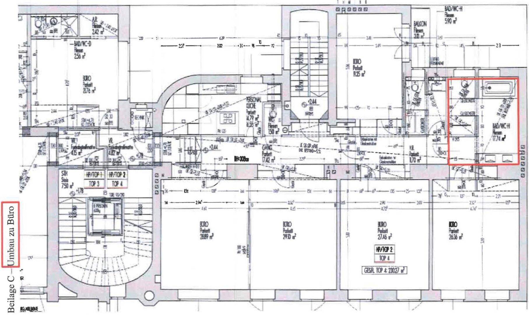 Grundrissplan mit verschiedenen Räumen, Treppen und einem hervorgehobenen Badezimmerbereich.