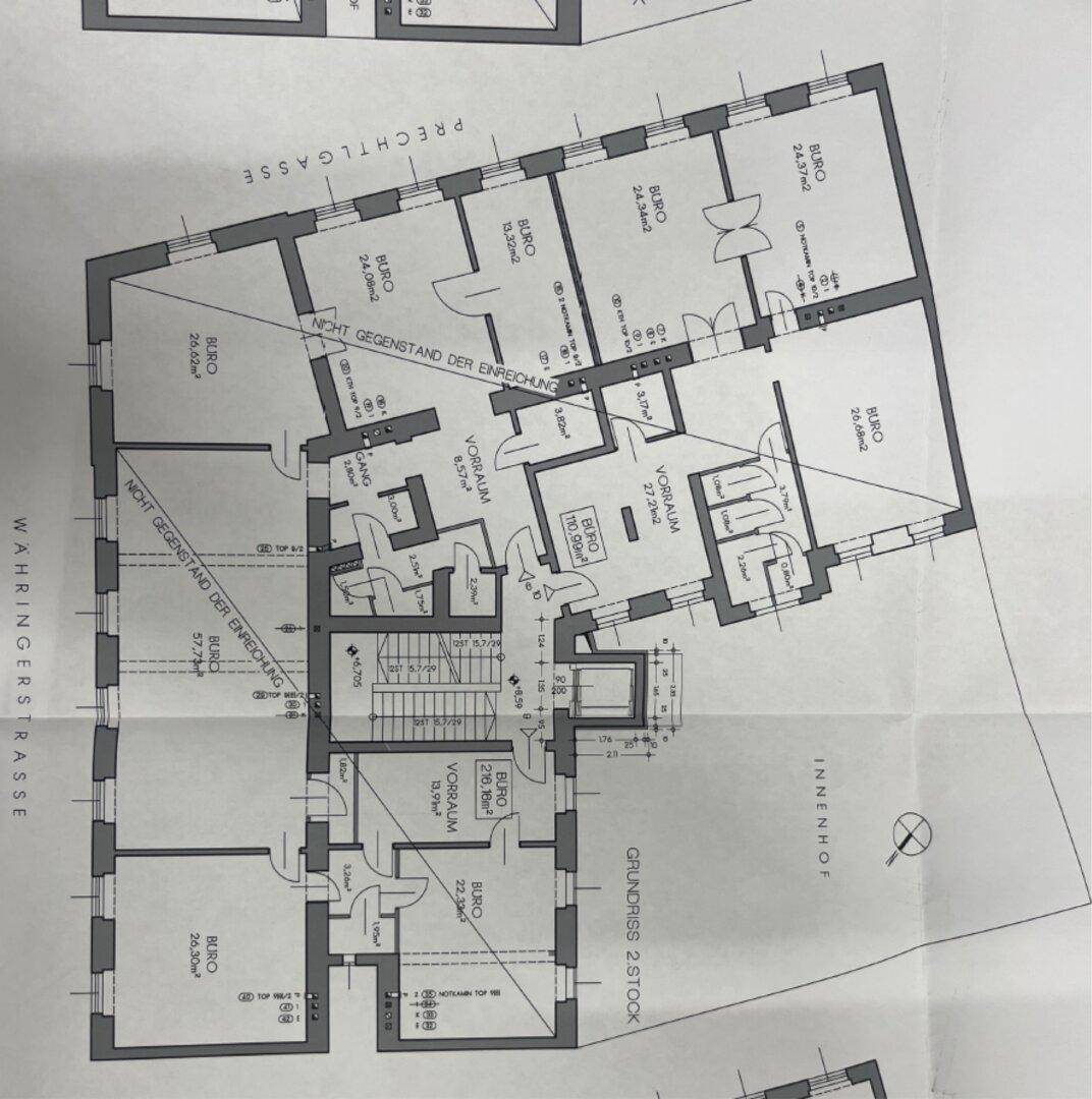 Grundriss des 2. Stocks mit mehreren Büroräumen und einem Innenhof.