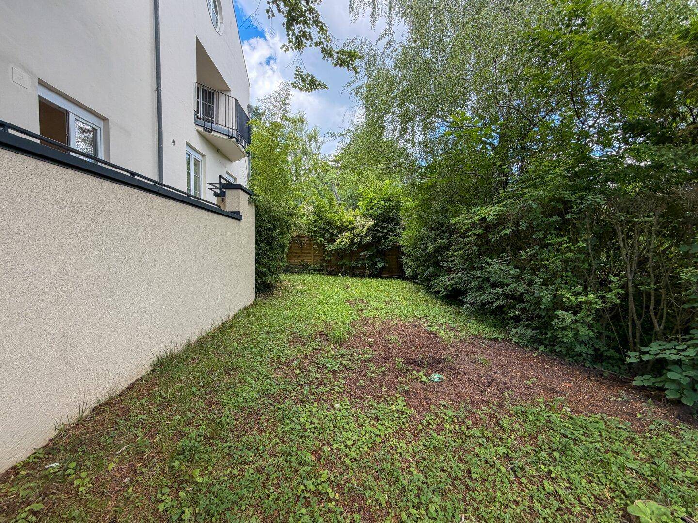 Großer, gepflegter Gartenbereich mit Rasenfläche und altem Baumbestand.
