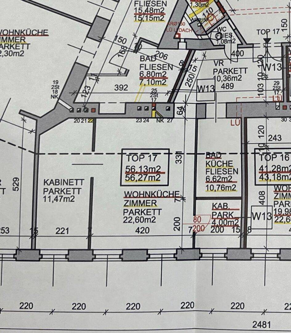 Detaillierter Grundriss einer Wohnung mit Wohnküche, Zimmern und Bädern, inklusive Flächenangaben.