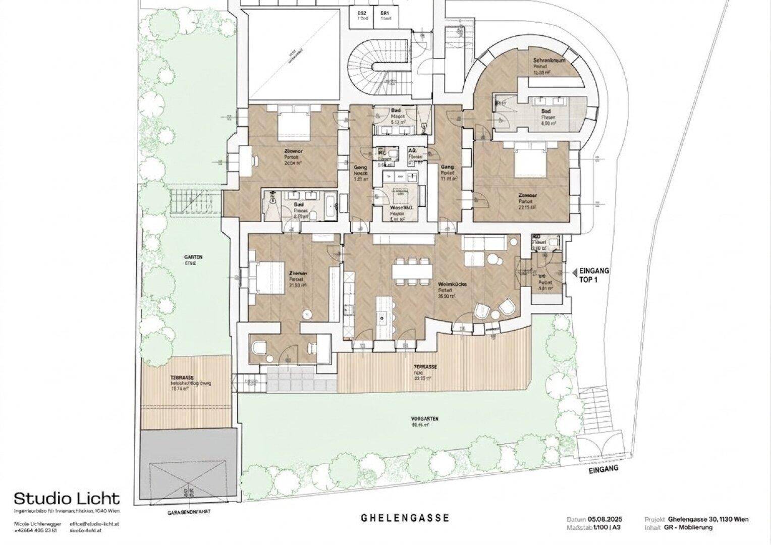 Detaillierter Grundriss einer Wohnung mit offenem Wohnbereich, mehreren Schlafzimmern, Bädern und Zugang zu Terrasse und Garten.