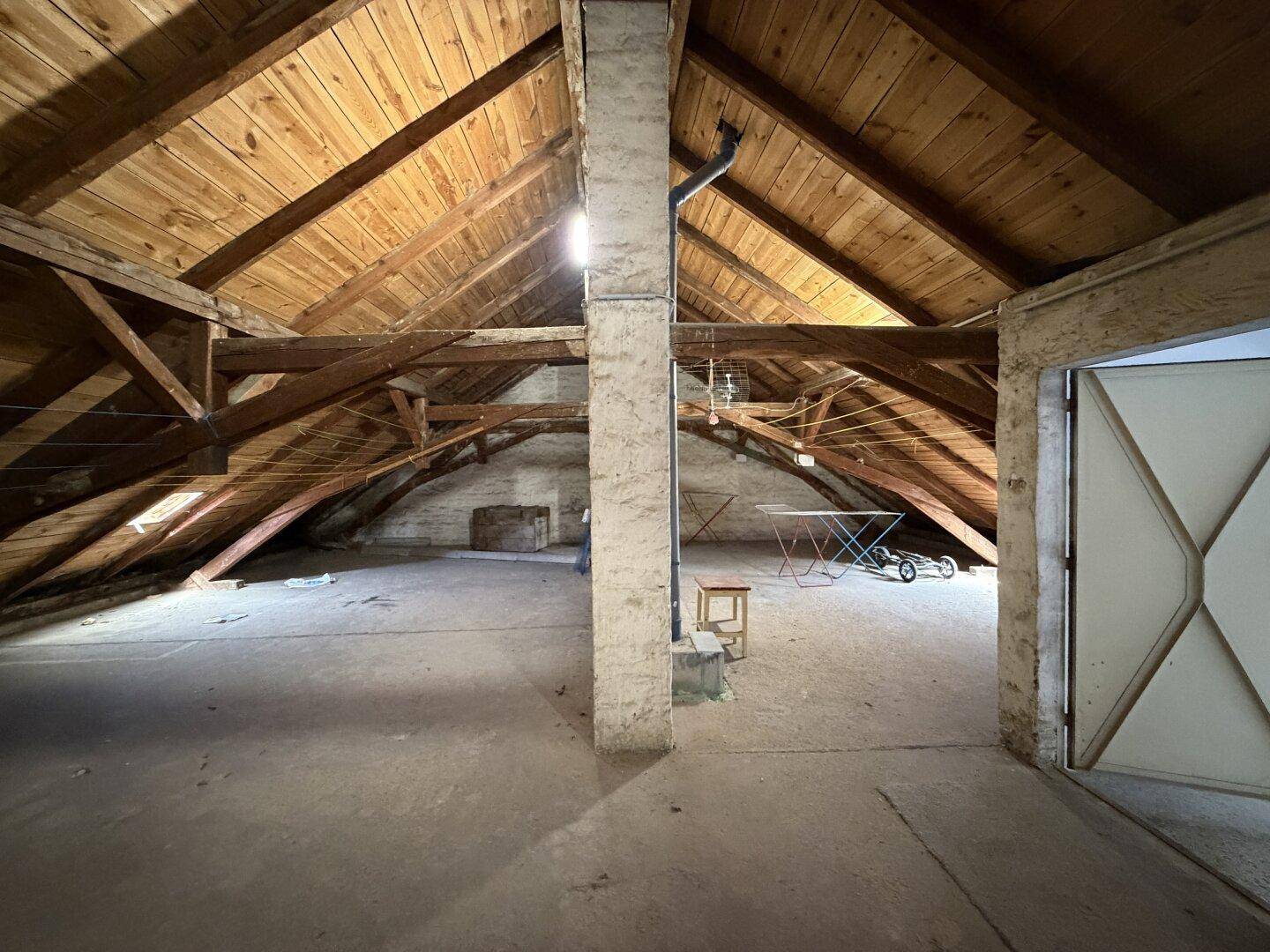 Geräumiger Dachboden mit sichtbaren Holzbalken und viel Potenzial für Ausbau.