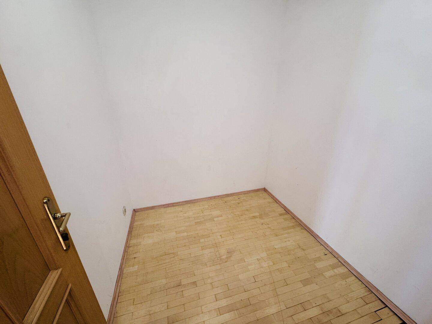 Kleiner, leerer Raum mit Holzboden, ideal als Abstellraum oder kleines Arbeitszimmer nutzbar.