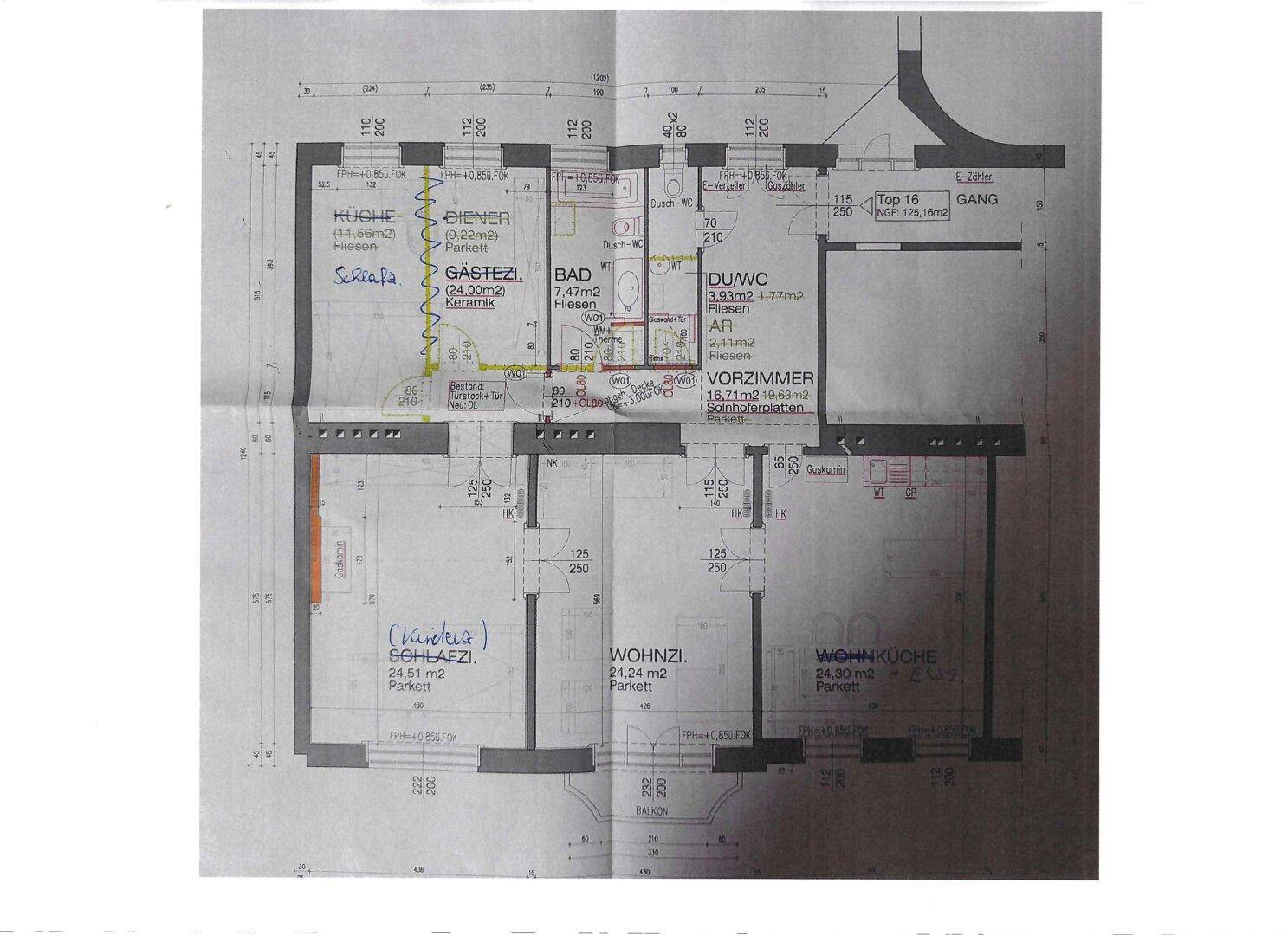Grundriss der Wohnung mit detaillierter Raumaufteilung und Balkon.