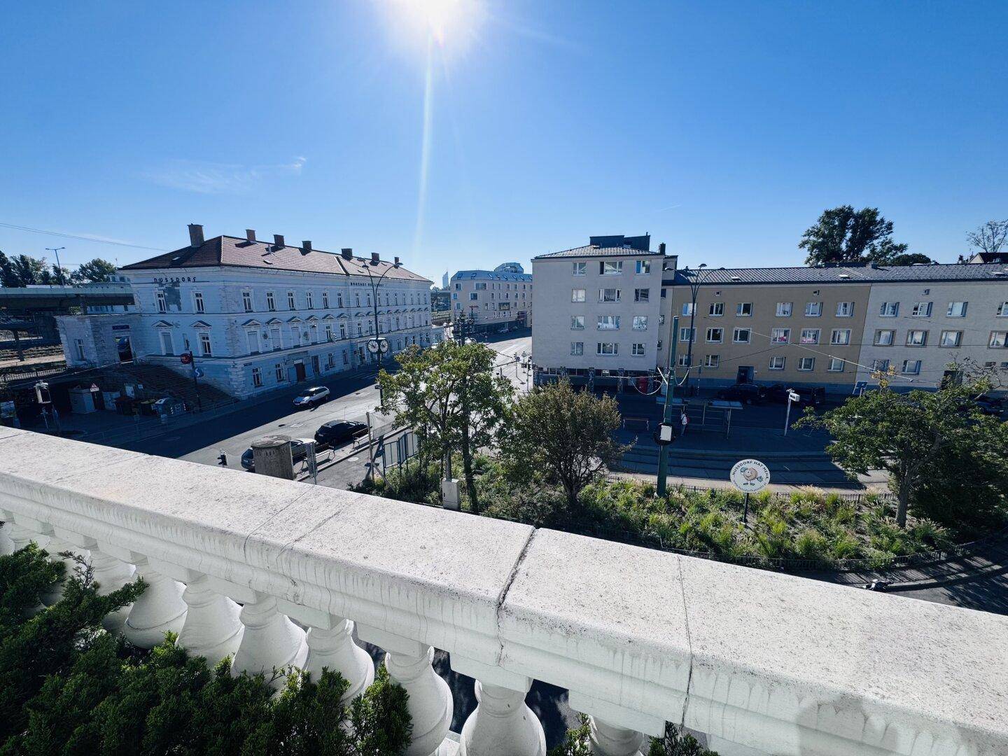Ein sonniger Blick über die Stadt von einer erhöhten Position mit historischen Gebäuden.