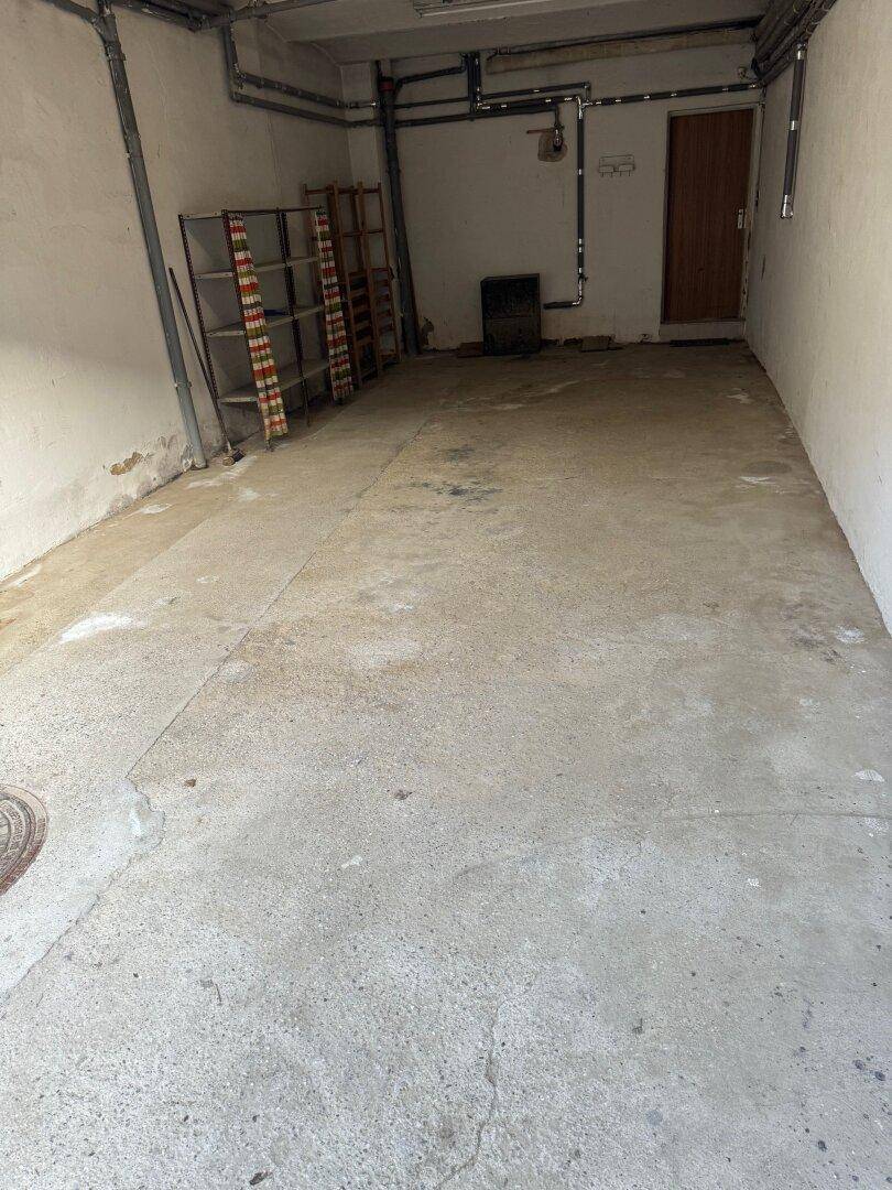 Geräumiger Garageninnenraum mit robustem Betonboden und viel Platz für Fahrzeuge oder Lagerung.