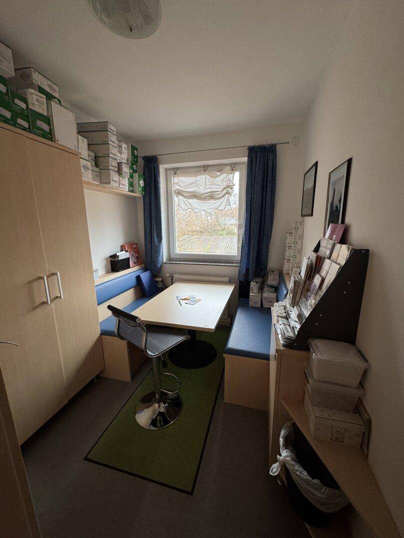 Kleiner Essbereich mit eingebauten Sitzbänken, Tisch und Schrank.