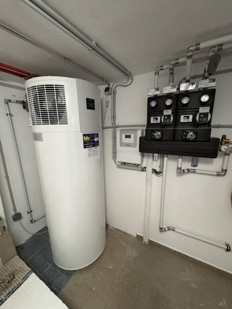 Technikraum mit Wärmepumpe und Steuerungselementen für die Haustechnik.