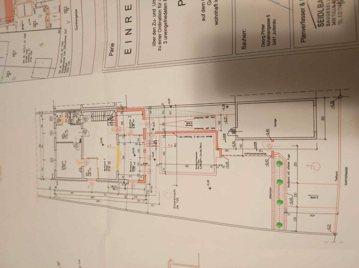 Detaillierter Grundriss und Lageplan mit Maßen und verschiedenen Gebäudebereichen.