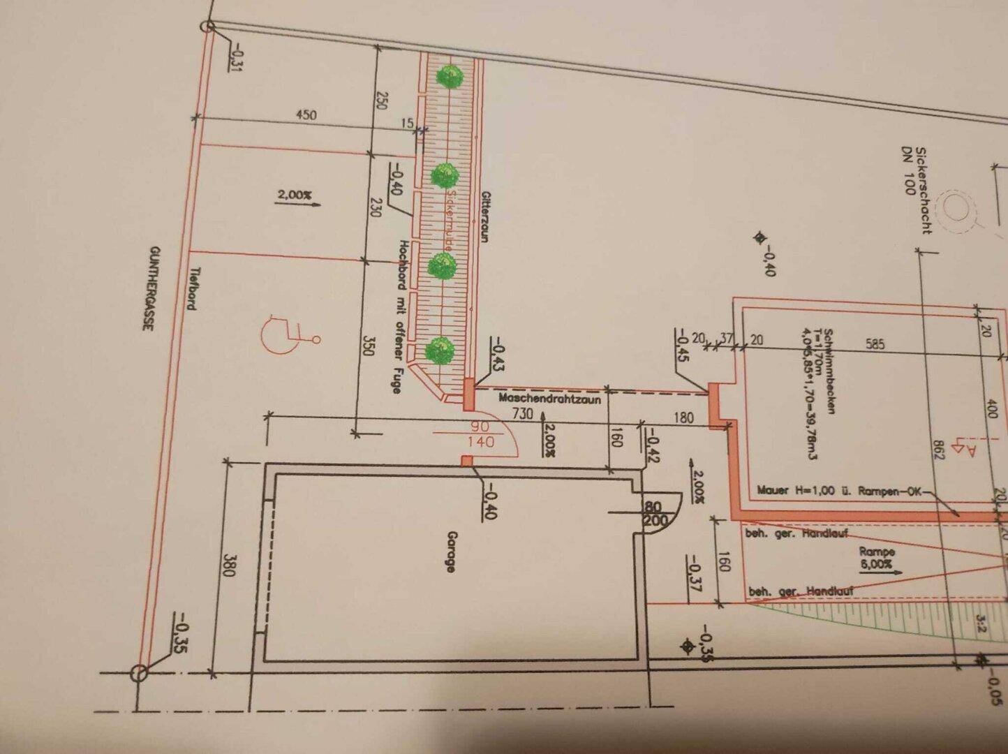 Ausschnitt eines Lageplans mit Garage, Rampe und Poolbereich inklusive Bemaßung.