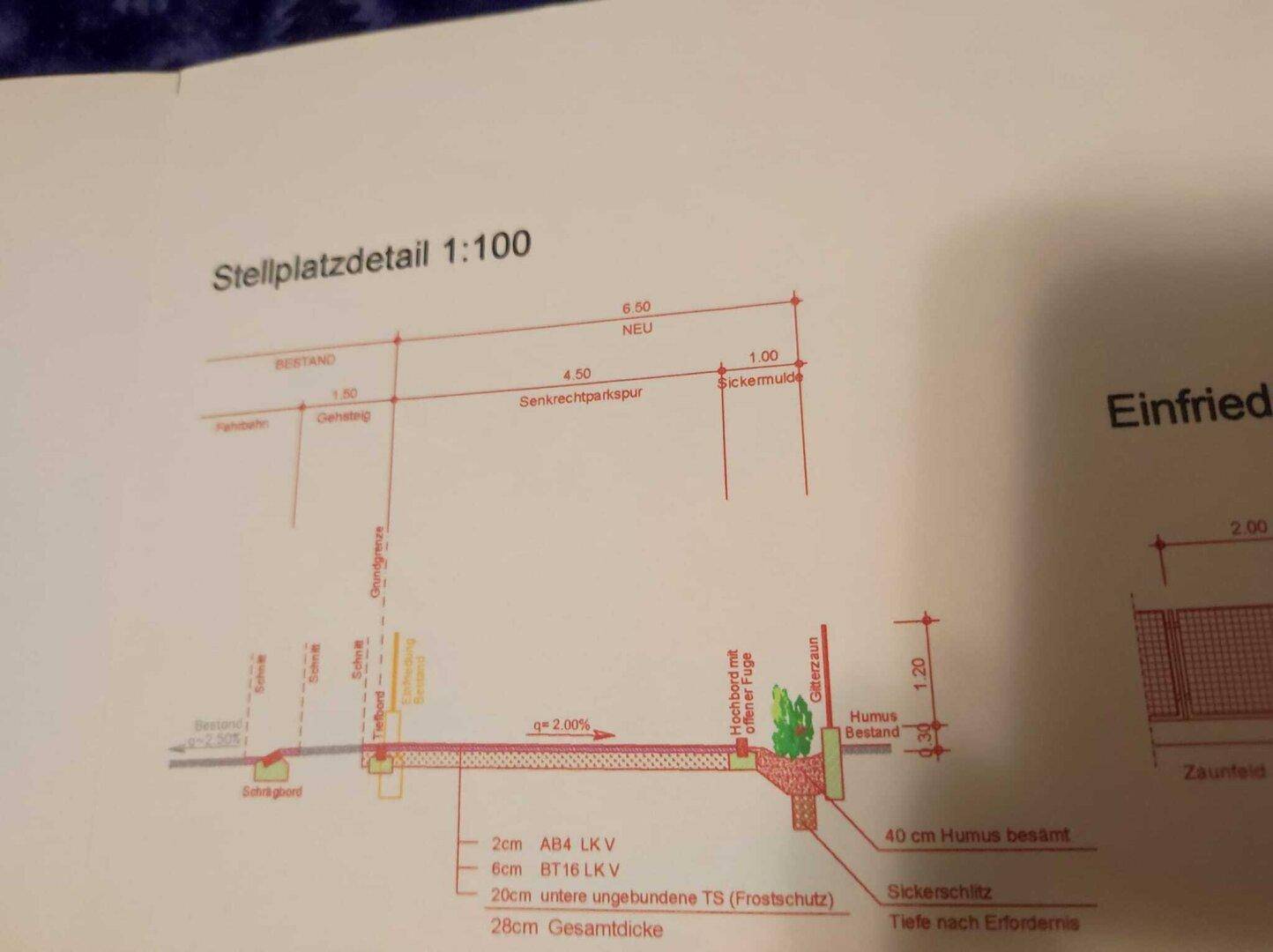 Detaillierter Plan eines Stellplatzes mit Maßen und Querschnitt für Entwässerung und Begrünung.