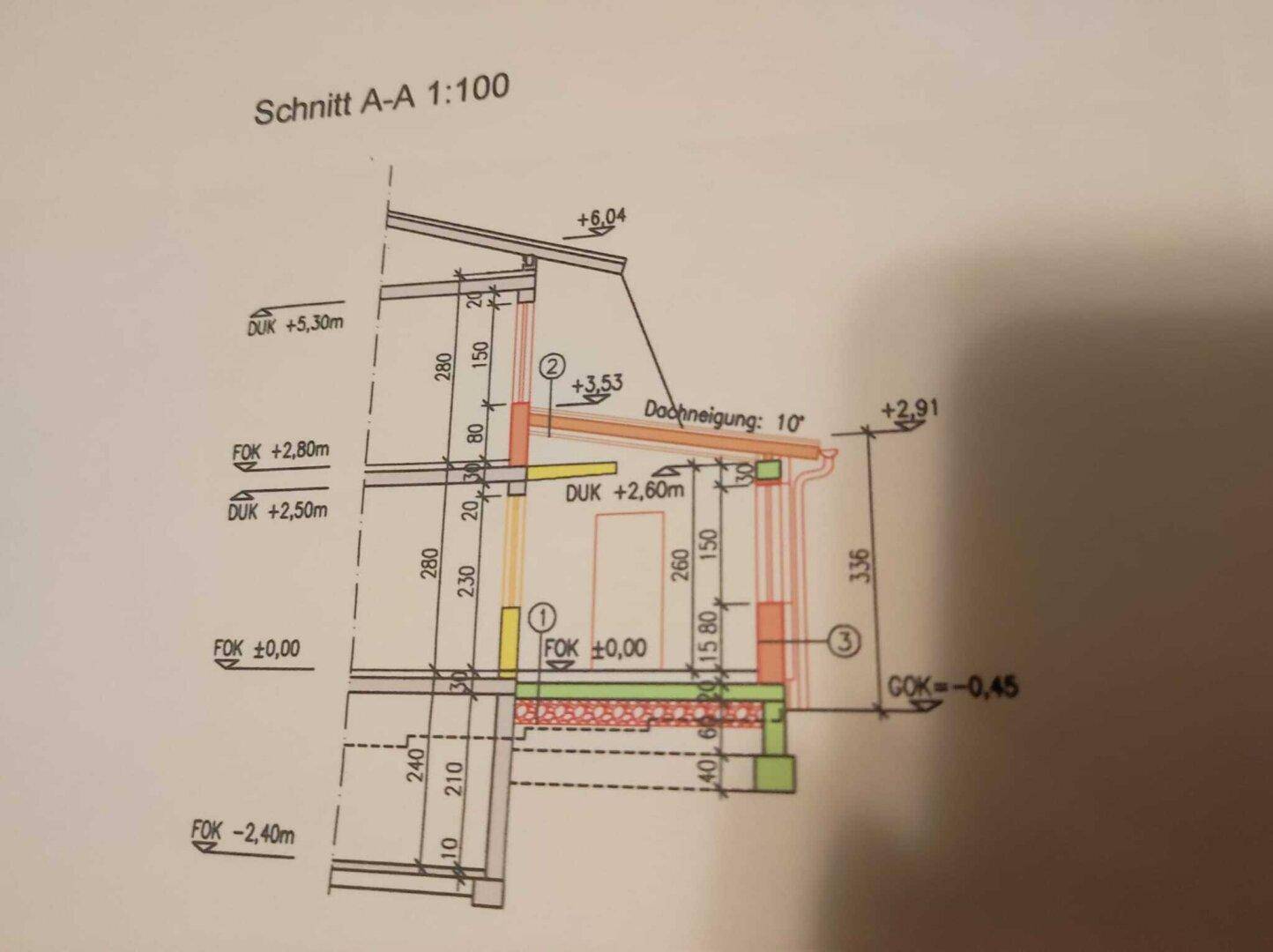 Architektonischer Schnitt durch das Gebäude mit Höhenangaben und Dachneigung.