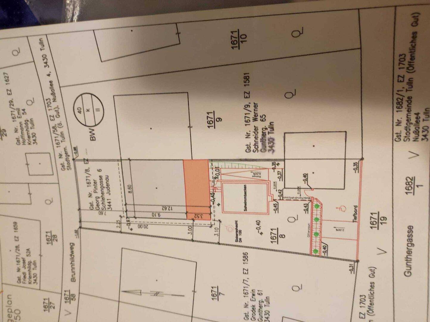 Lageplan mit Grundstücksgrenzen und angrenzenden Parzellen.