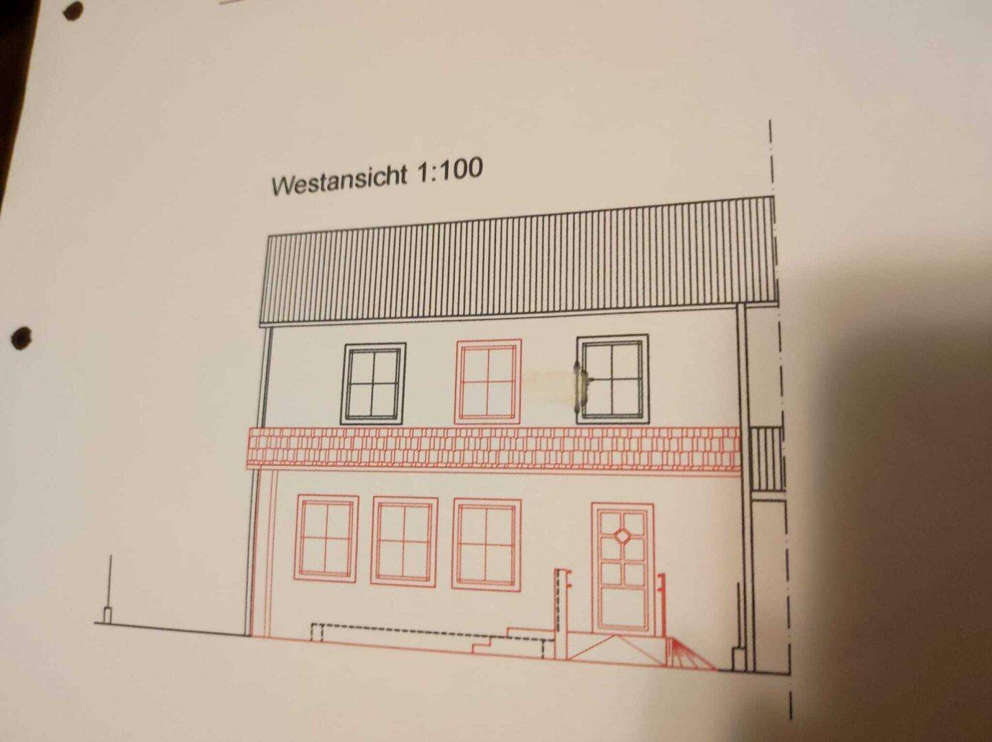Architektonische Westansicht eines zweistöckigen Gebäudes mit Satteldach und Balkon.