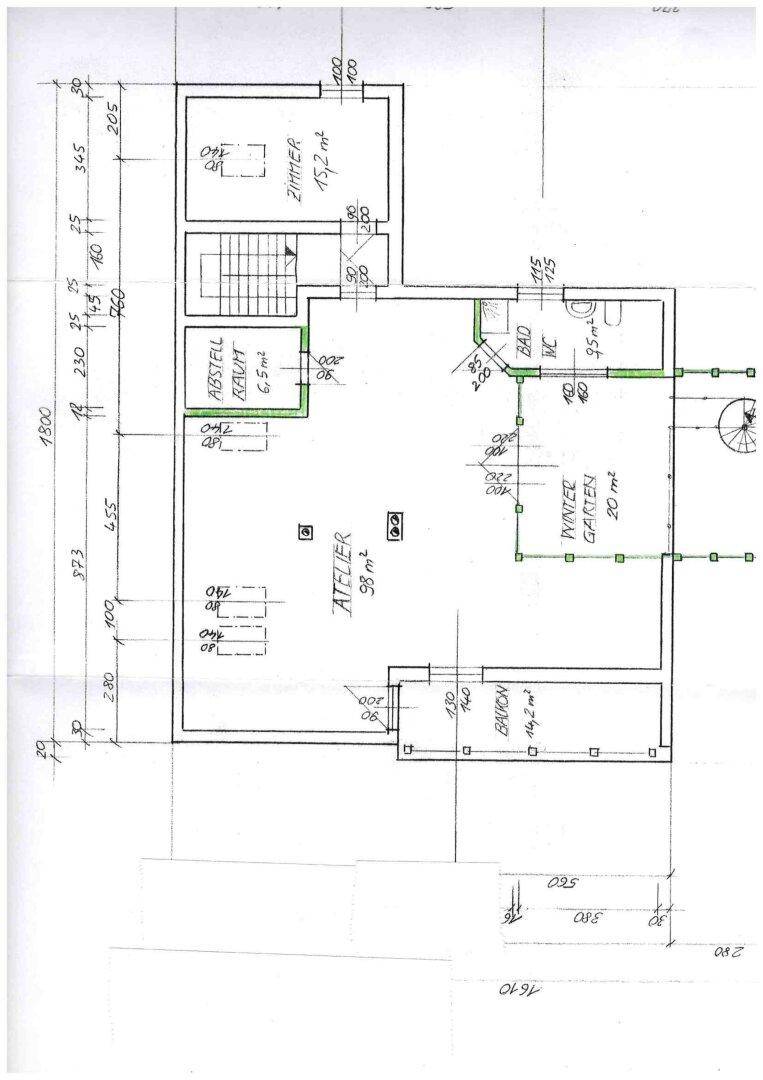 Handgezeichneter Grundriss des Obergeschosses mit Atelier, Balkon und Wintergarten.