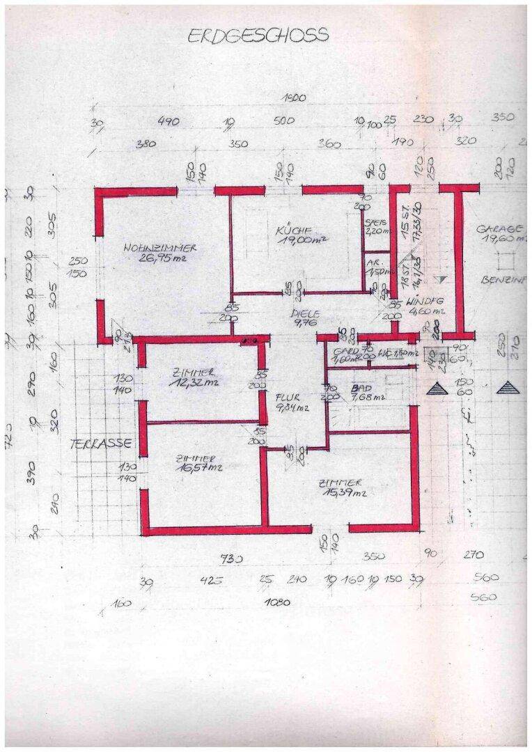Handgezeichneter Grundriss des Erdgeschosses mit Wohnzimmer, Küche und Terrasse.
