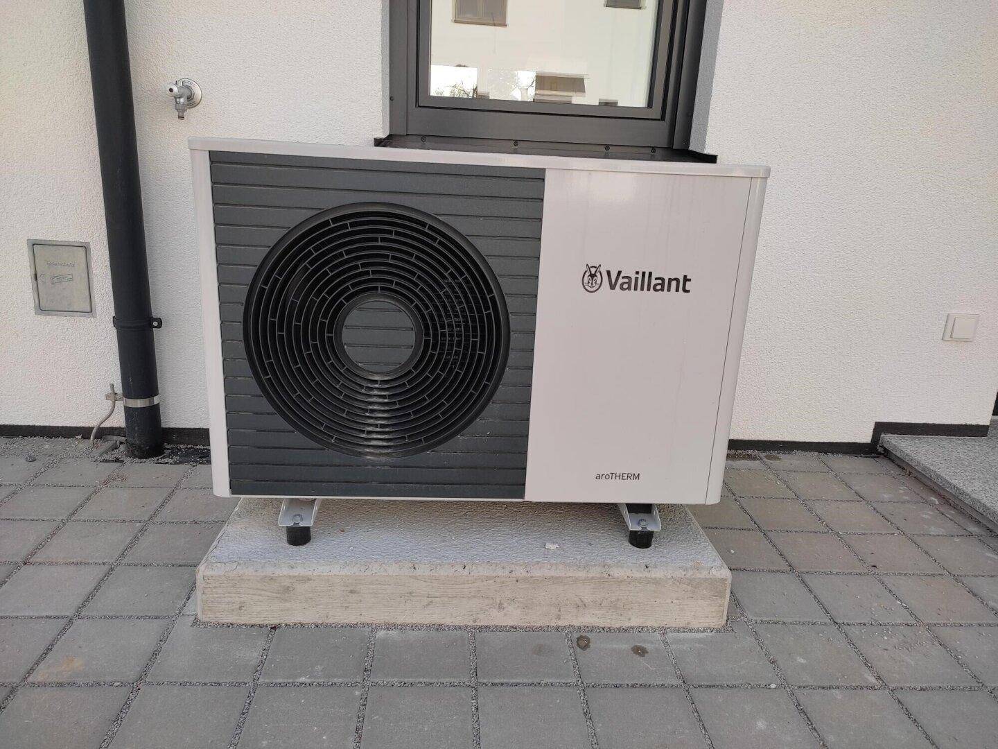 Eine moderne Vaillant Wärmepumpe an der Außenwand eines Neubaus, effizient und energiesparend.