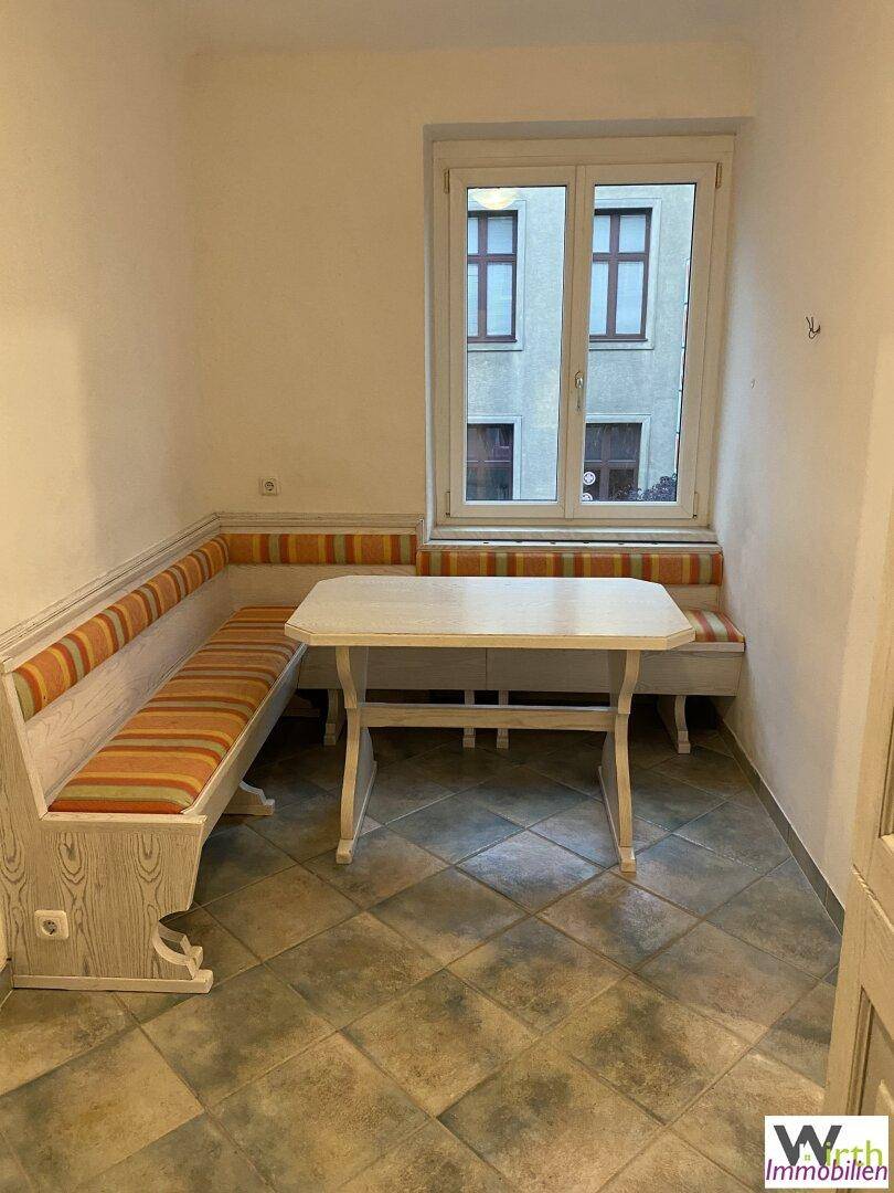 Gemütlicher Essbereich in der Küche mit Eckbank und Fensterblick.