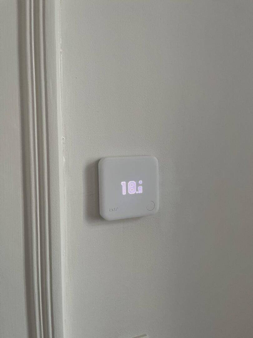 Digitaler Thermostat an der Wand zur Steuerung der Raumtemperatur, modern und funktional.