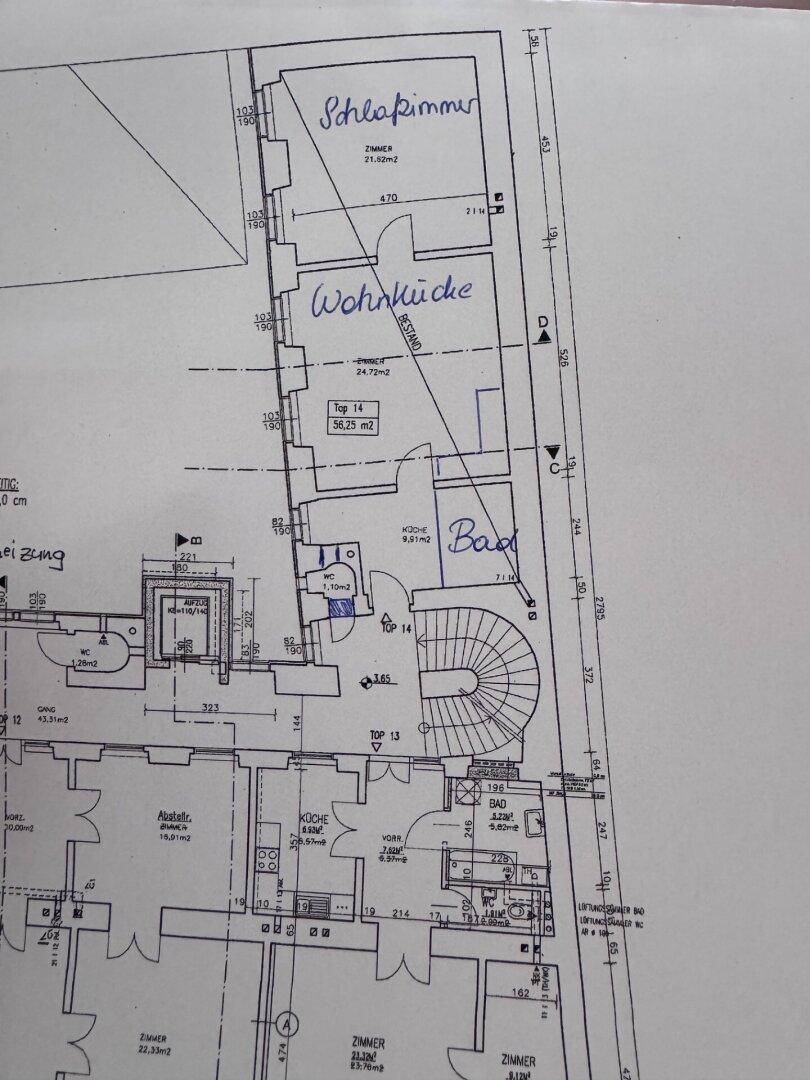 Detaillierter Grundriss einer Wohnung mit Schlafzimmer, Wohnküche, Bad, separatem WC, Abstellraum und Wendeltreppe.