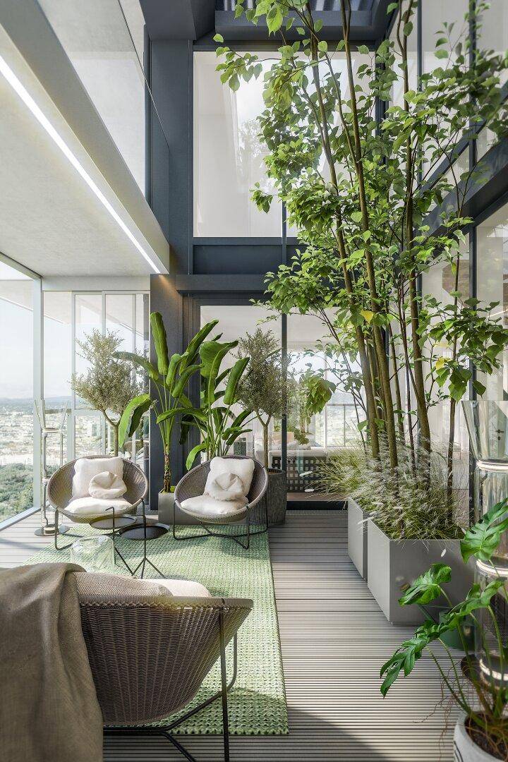 Moderner, begrünter Balkon mit bequemen Sitzgelegenheiten und weitem Ausblick.