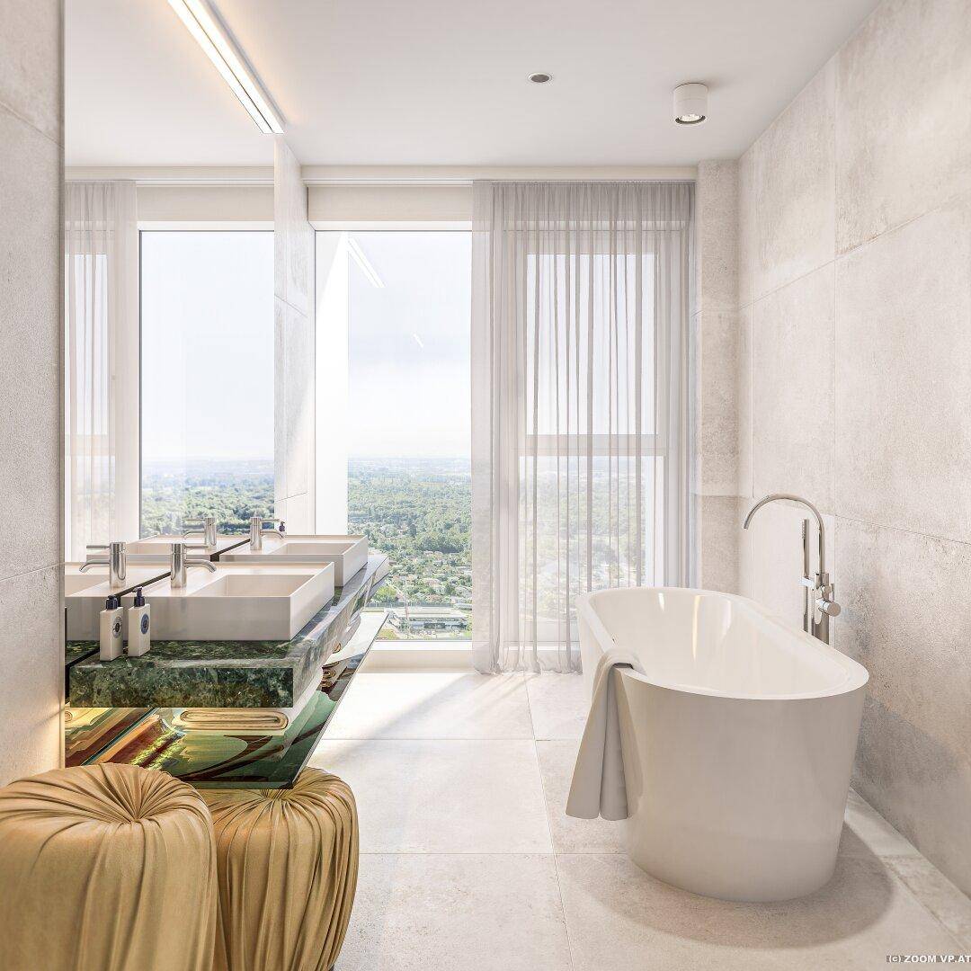 Luxuriöses Badezimmer mit freistehender Badewanne, Doppelwaschbecken und Panoramafenstern.