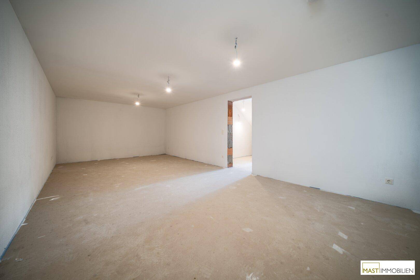Geräumiger Kellerbereich mit Zugang zu weiteren Räumen, ideal für Lagerung oder Ausbau.