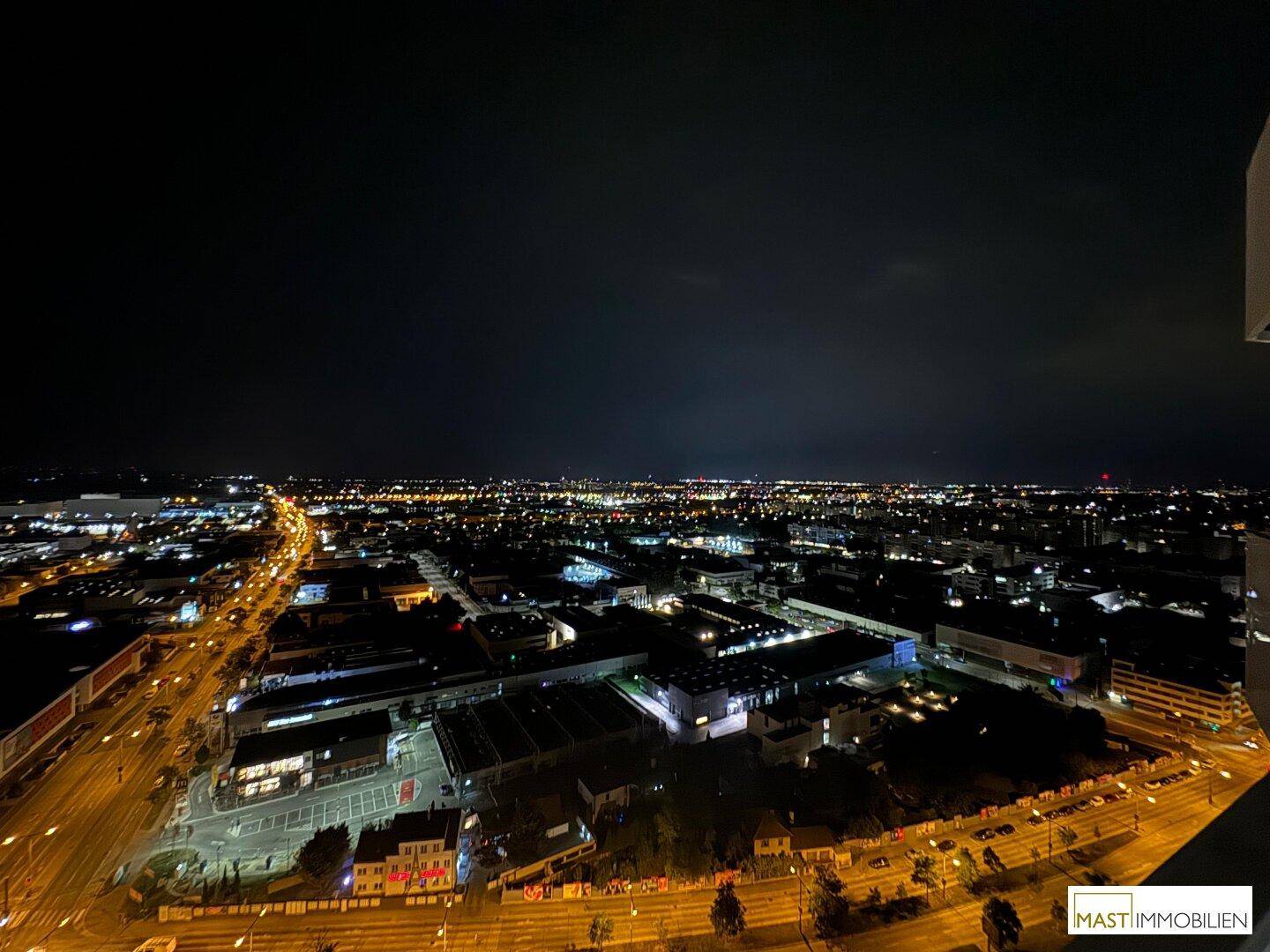 Beeindruckender Nachtblick über die beleuchtete Stadt mit ihren zahlreichen Lichtern und Straßen.