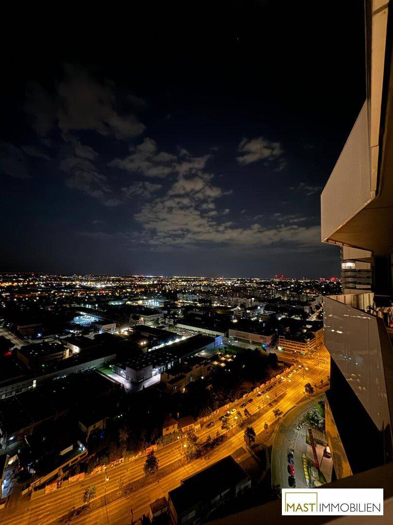 Faszinierender Nachtblick über die weitläufige Stadtlandschaft mit ihren hell erleuchteten Straßen und Gebäuden.