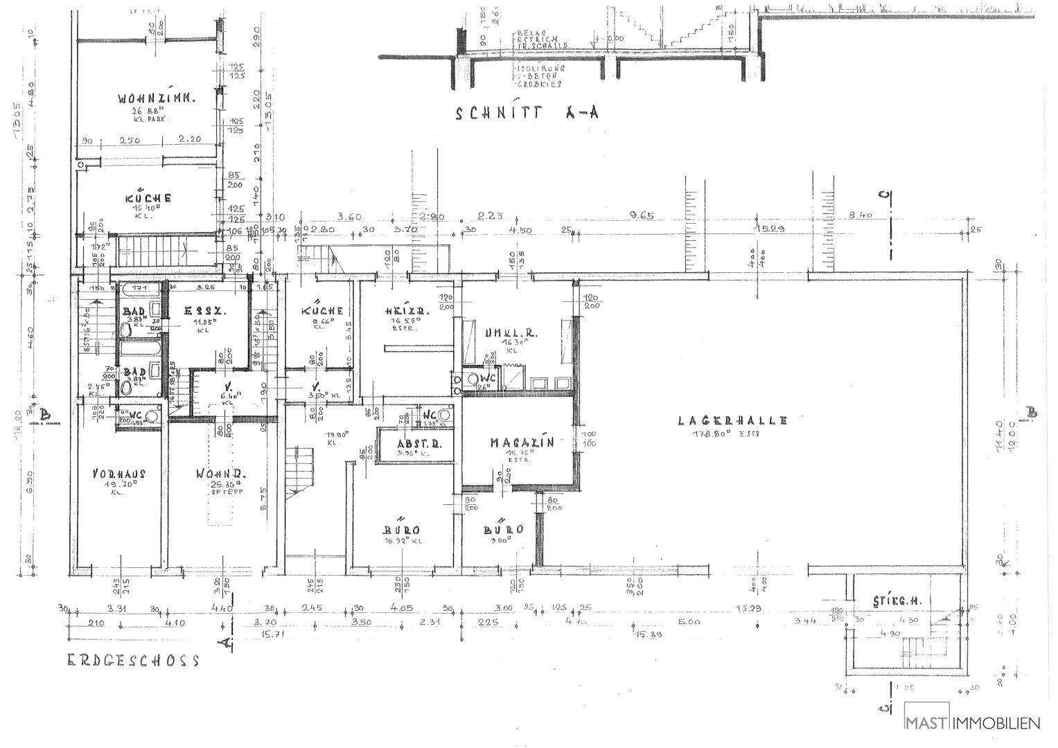 Grundriss des Erdgeschosses mit Wohnzimmer, Küche, Bad und einer großen Lagerhalle.