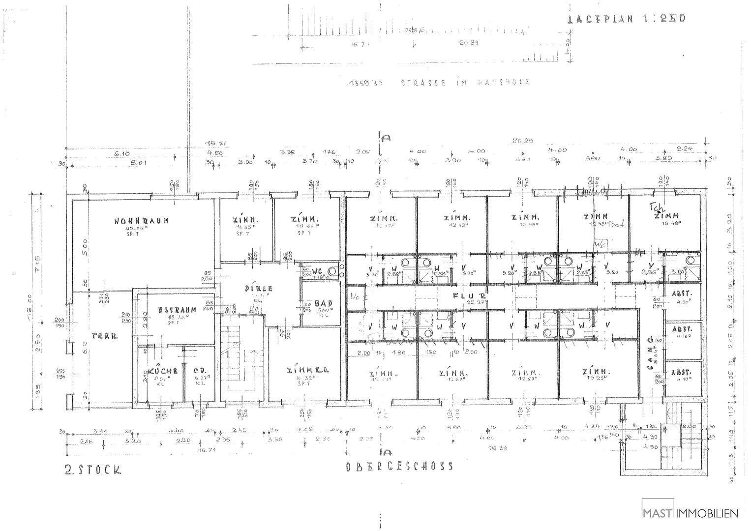 Grundriss des zweiten Obergeschosses mit vielen Zimmern, Bädern und einem Essbereich.