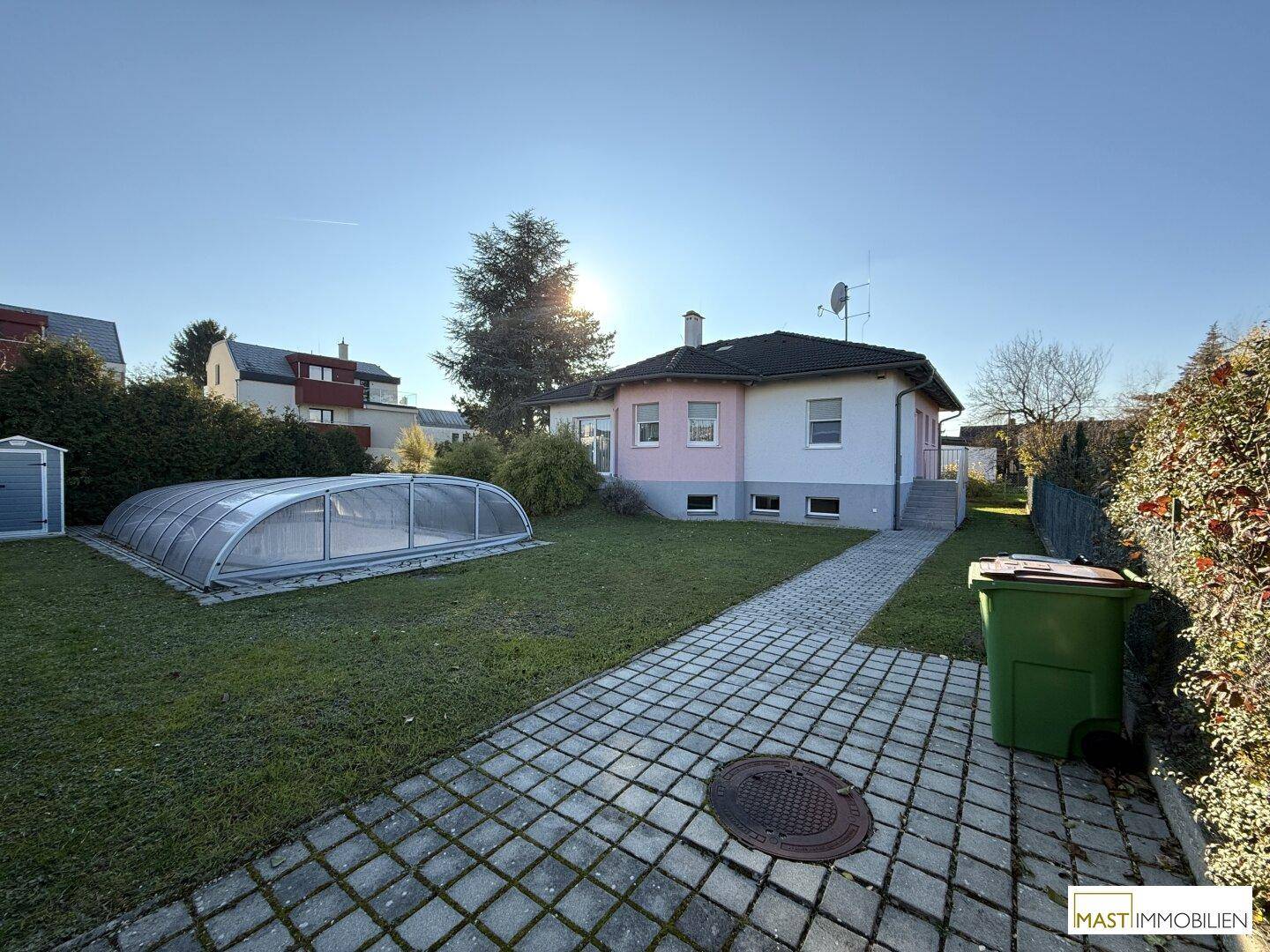 Auf der Suche nach Ihrem Zuhause? Optimal aufgeteiltes Bungalow mit Wohnkeller und inkl. Pool in ausgezeichneter Lage – pohled 3