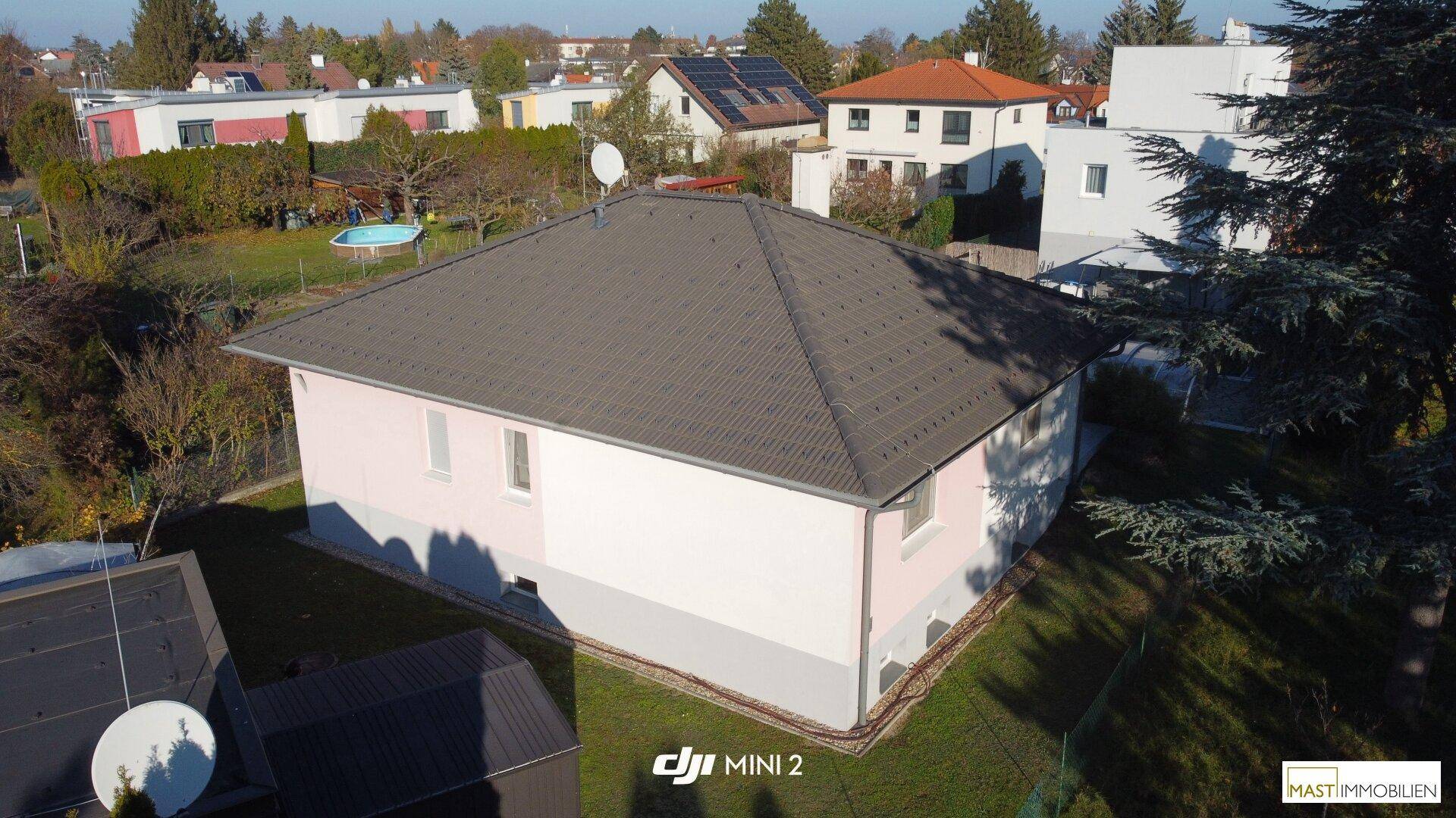 Luftaufnahme des Hauses mit Satteldach und umliegender Wohnbebauung.