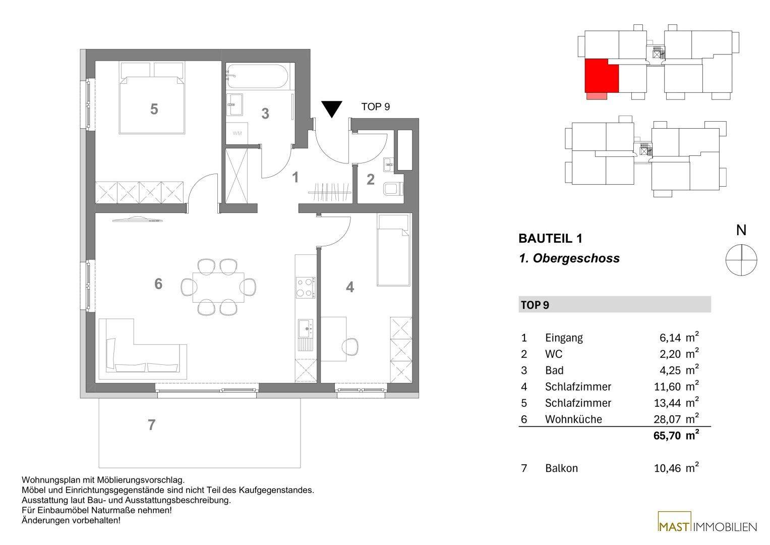 Detaillierter Grundriss der Wohnung TOP 9 im 1. Obergeschoss mit offener Wohnküche, zwei Schlafzimmern und Balkon.