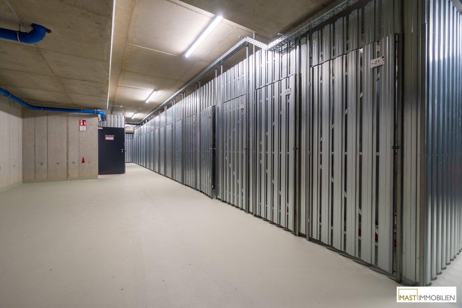Kellerabteile mit Metallwänden bieten zusätzlichen Stauraum für die Bewohner des Gebäudes.