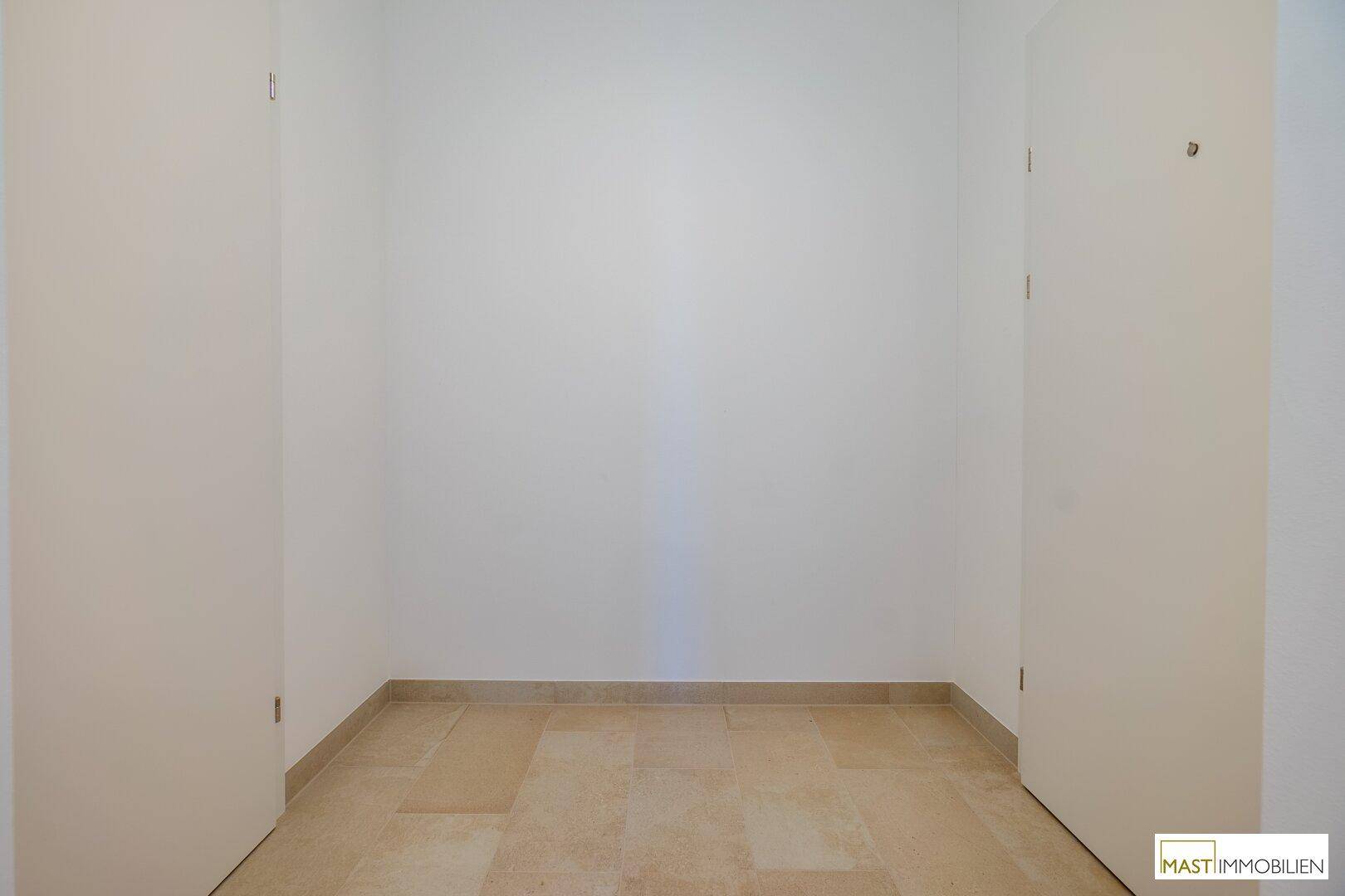 Kleiner, leerer Raum mit Fliesenboden, ideal als Abstellraum oder begehbarer Kleiderschrank.