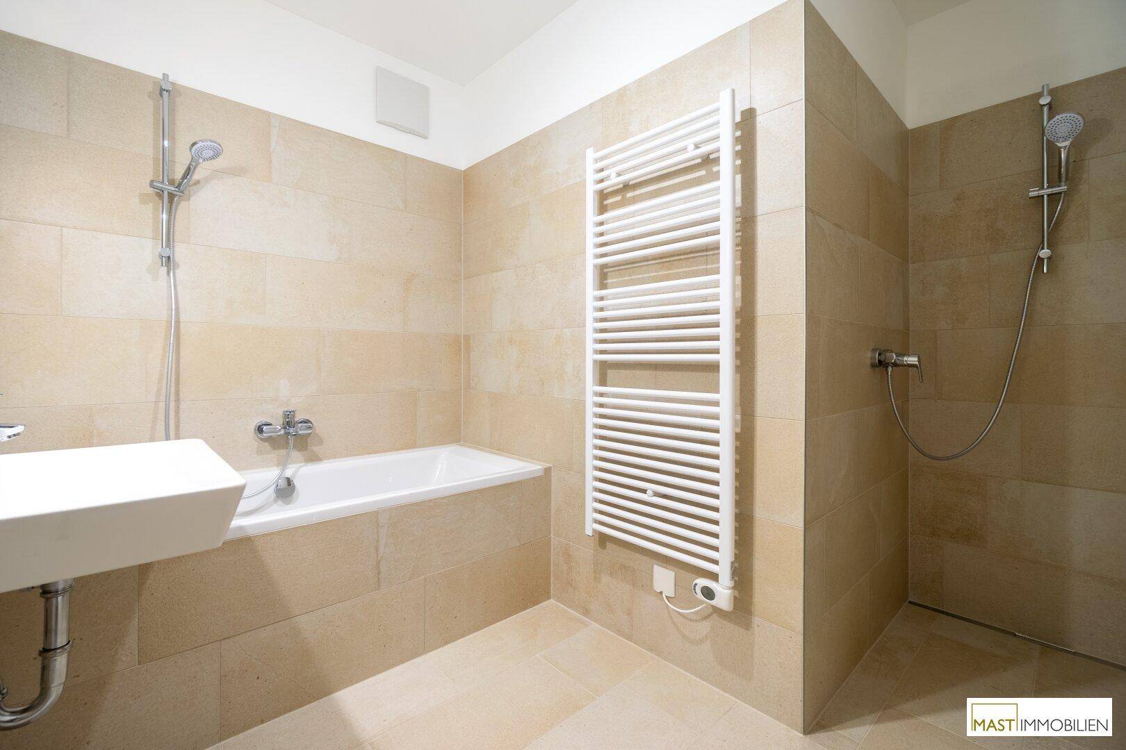 Modernes Badezimmer mit Badewanne, Dusche und beheiztem Handtuchhalter, funktional und stilvoll.
