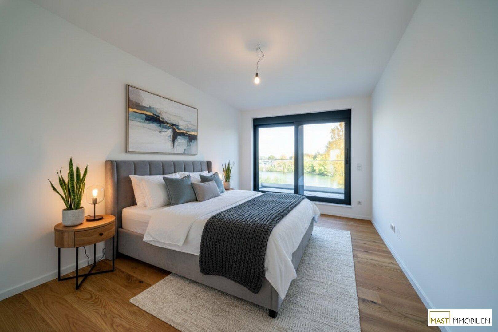 Gemütliches Schlafzimmer mit Holzboden, modernem Bett und großem Fenster mit Seeblick.