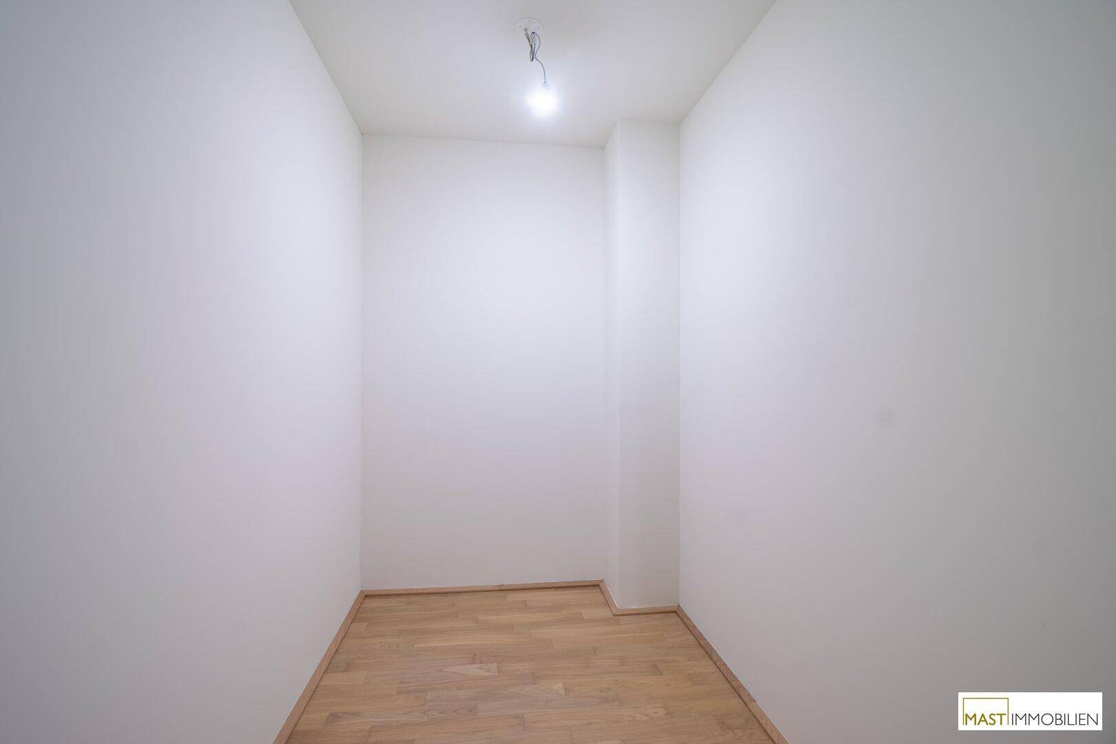 Kleiner, heller Raum mit Parkettboden, ideal als Abstellraum oder begehbarer Kleiderschrank.