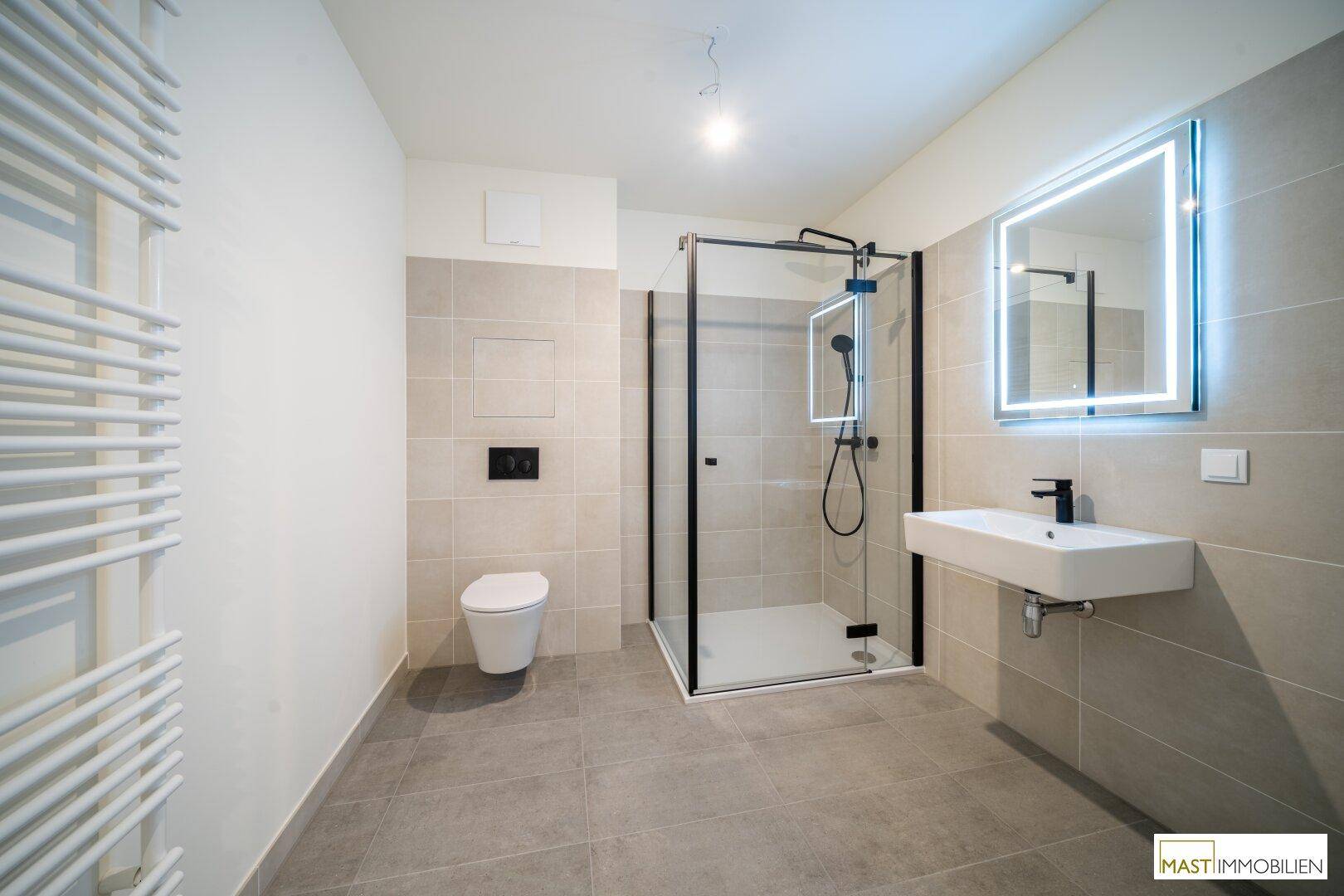 Modernes Badezimmer mit begehbarer Dusche, Wand-WC und beheiztem Handtuchhalter.