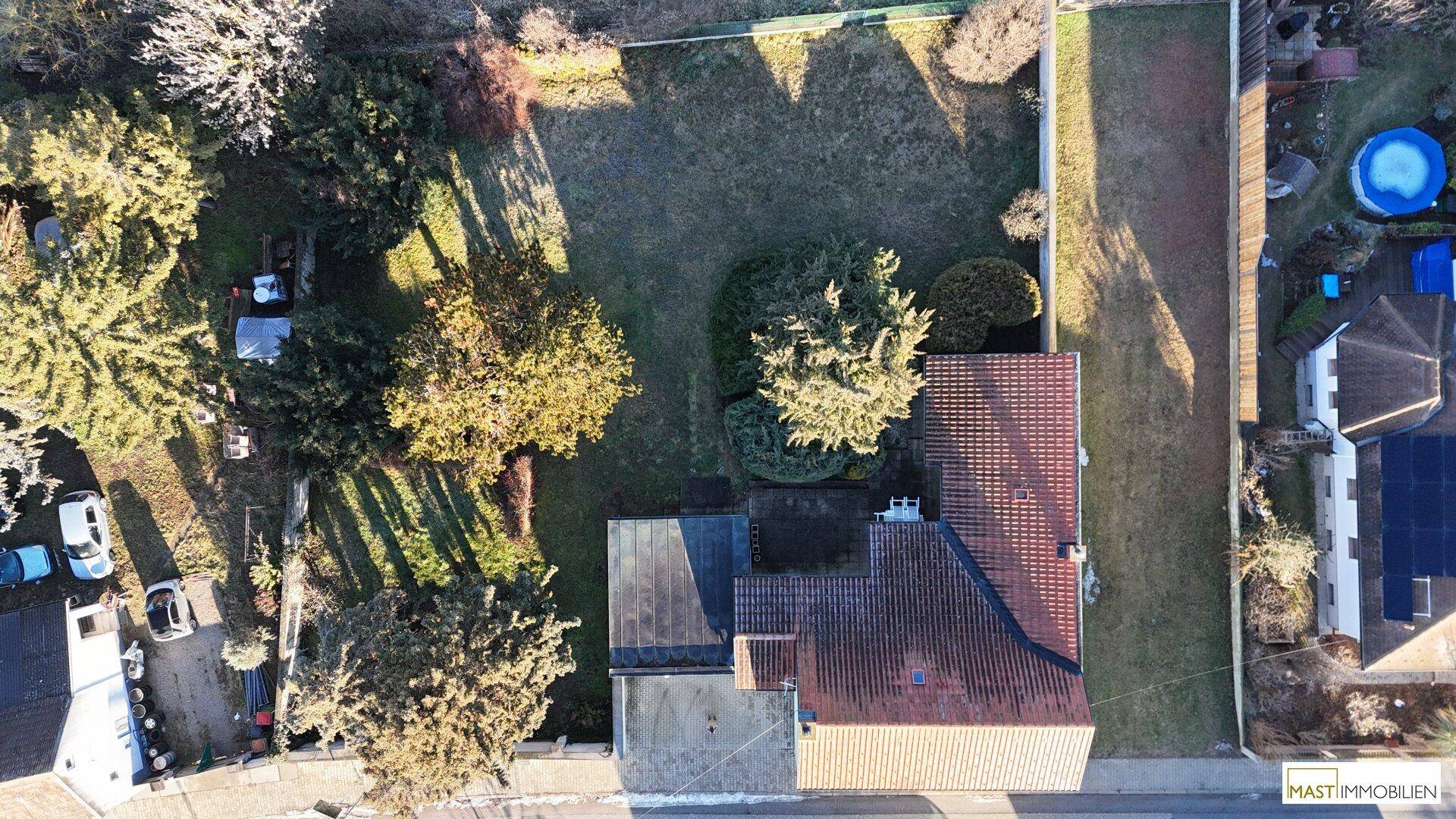 Draufsicht auf das Grundstück mit Haus, Garten und umliegenden Gebäuden.