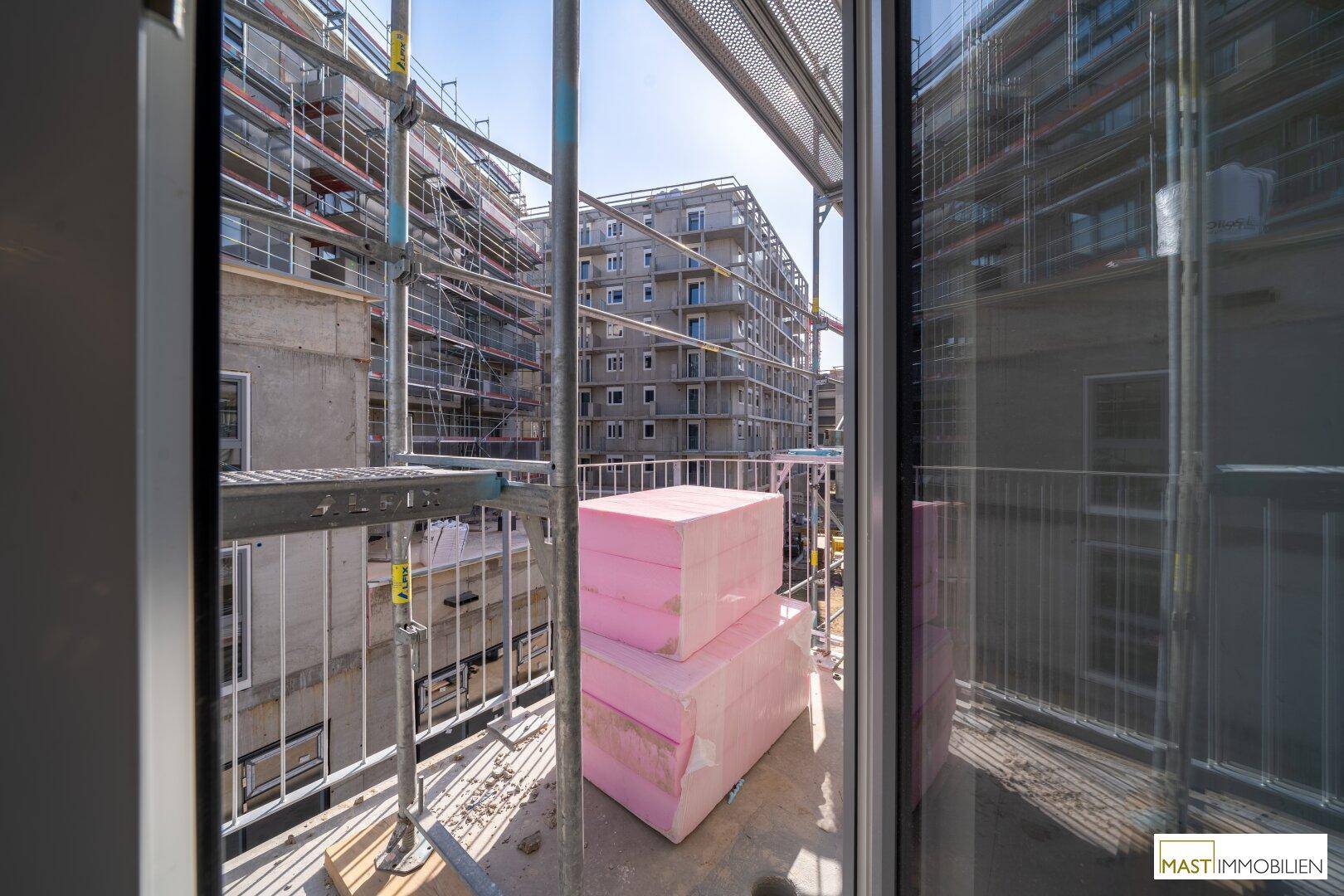 Blick vom im Bau befindlichen Balkon auf weitere Neubauten und Baustellen in der Umgebung.