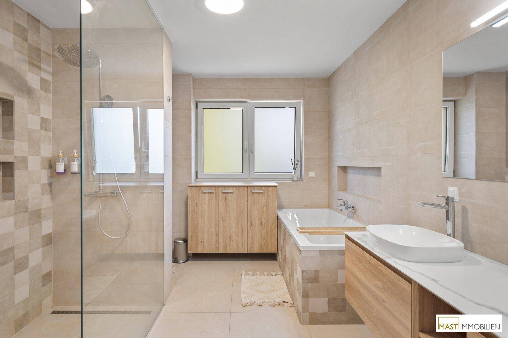 Modernes Badezimmer mit begehbarer Dusche, Badewanne und Holzwaschtisch.