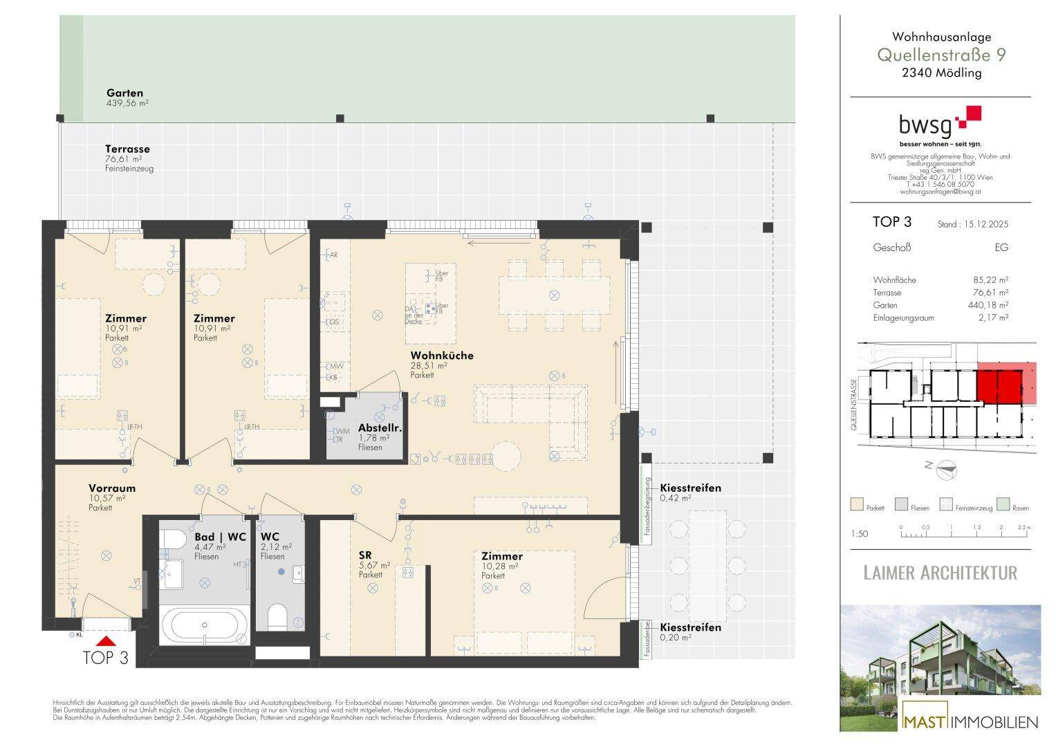 Grundriss des Erdgeschosses mit offener Wohnküche, drei Zimmern, Bad, separatem WC und Zugang zu Terrasse und Garten.