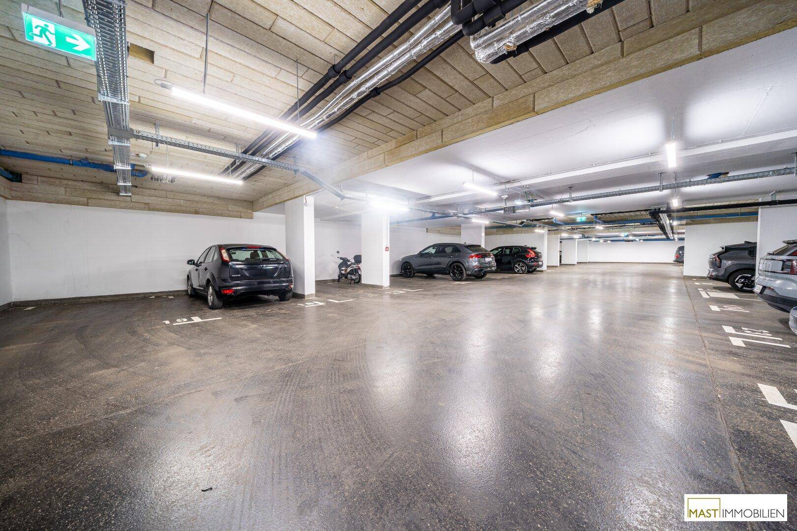 Geräumige Tiefgarage mit mehreren Stellplätzen und guter Beleuchtung.