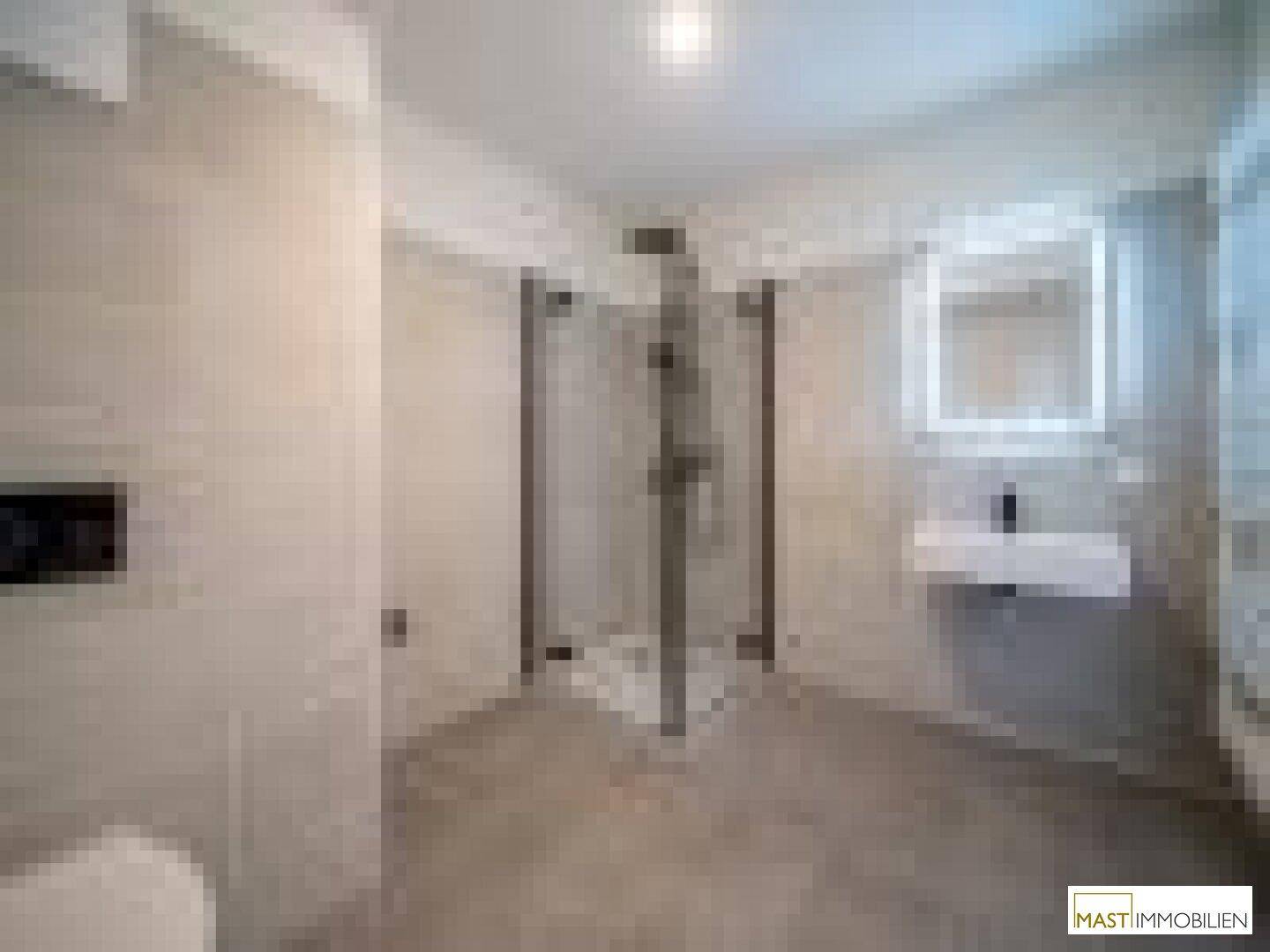 Modernes Badezimmer mit Duschkabine, Waschbecken und WC, in hellen Fliesen gehalten.