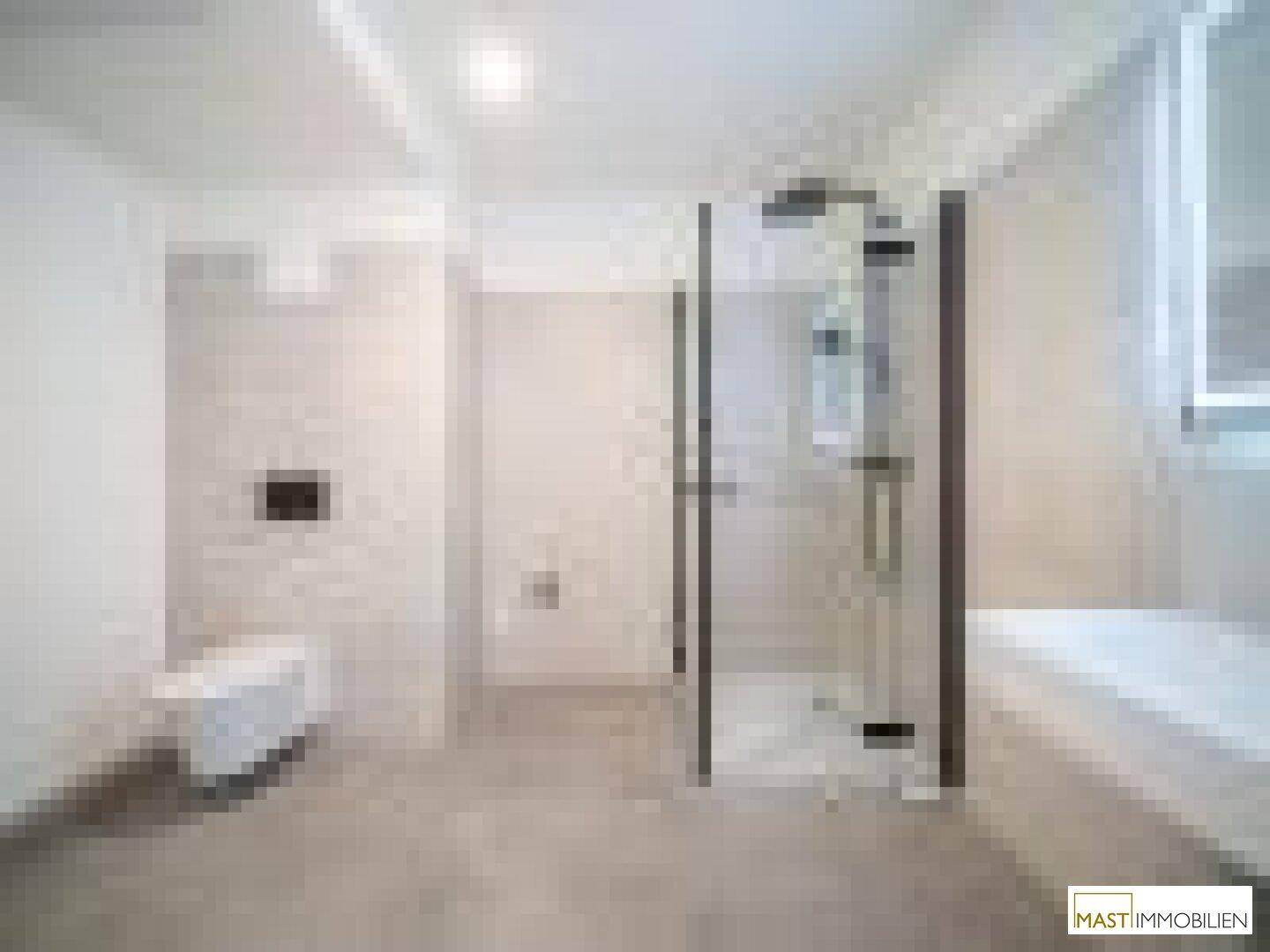 Badezimmer mit moderner Duschkabine und WC, ausgestattet mit hellen Fliesen.