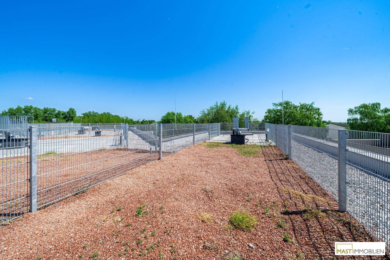 Unbefestigter Bereich auf dem Dach, möglicherweise für eine zukünftige Begrünung oder Gartenanlage.