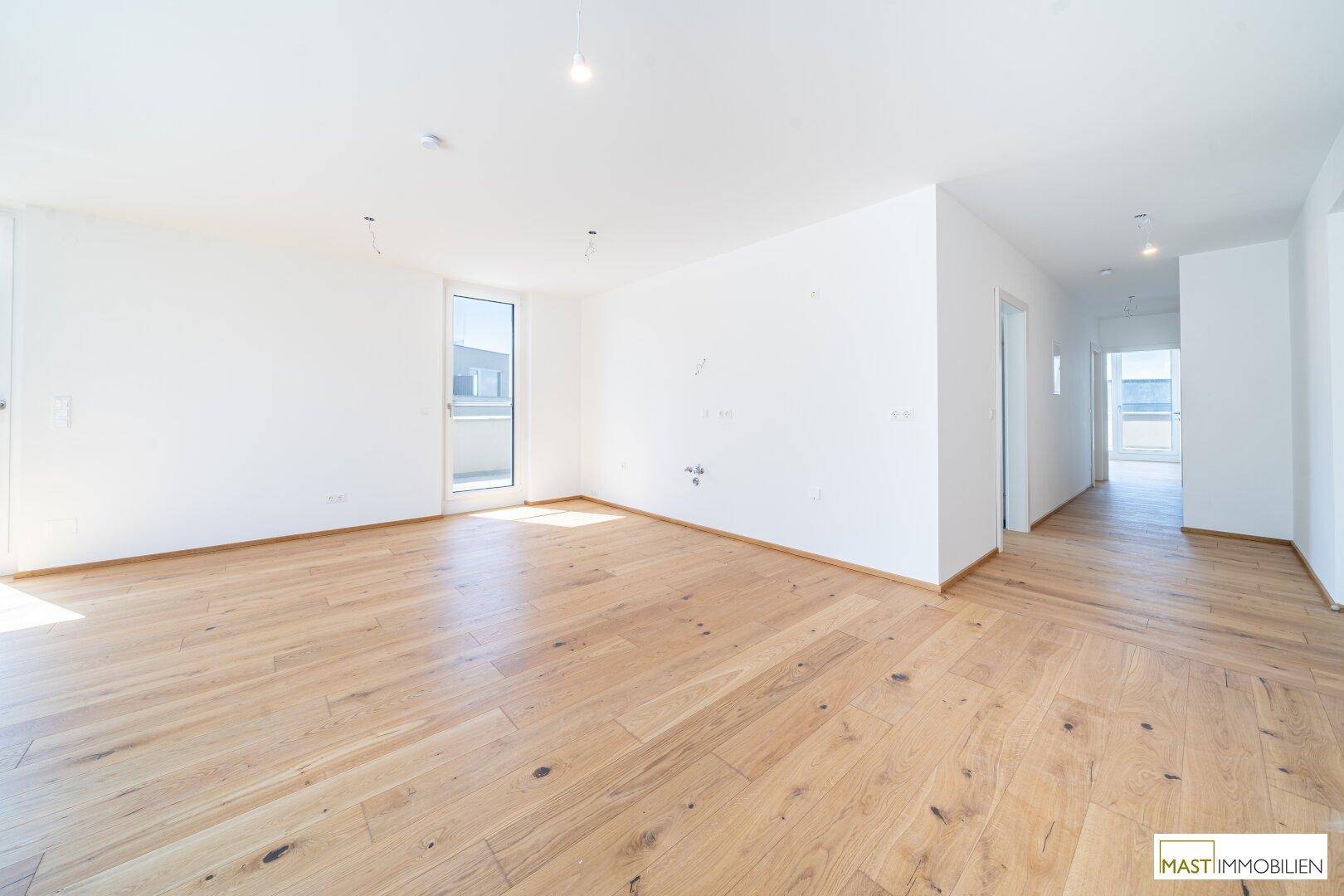 Geräumiges, helles Zimmer mit Holzboden und weiß gestrichenen Wänden, ideal für individuelle Gestaltung.